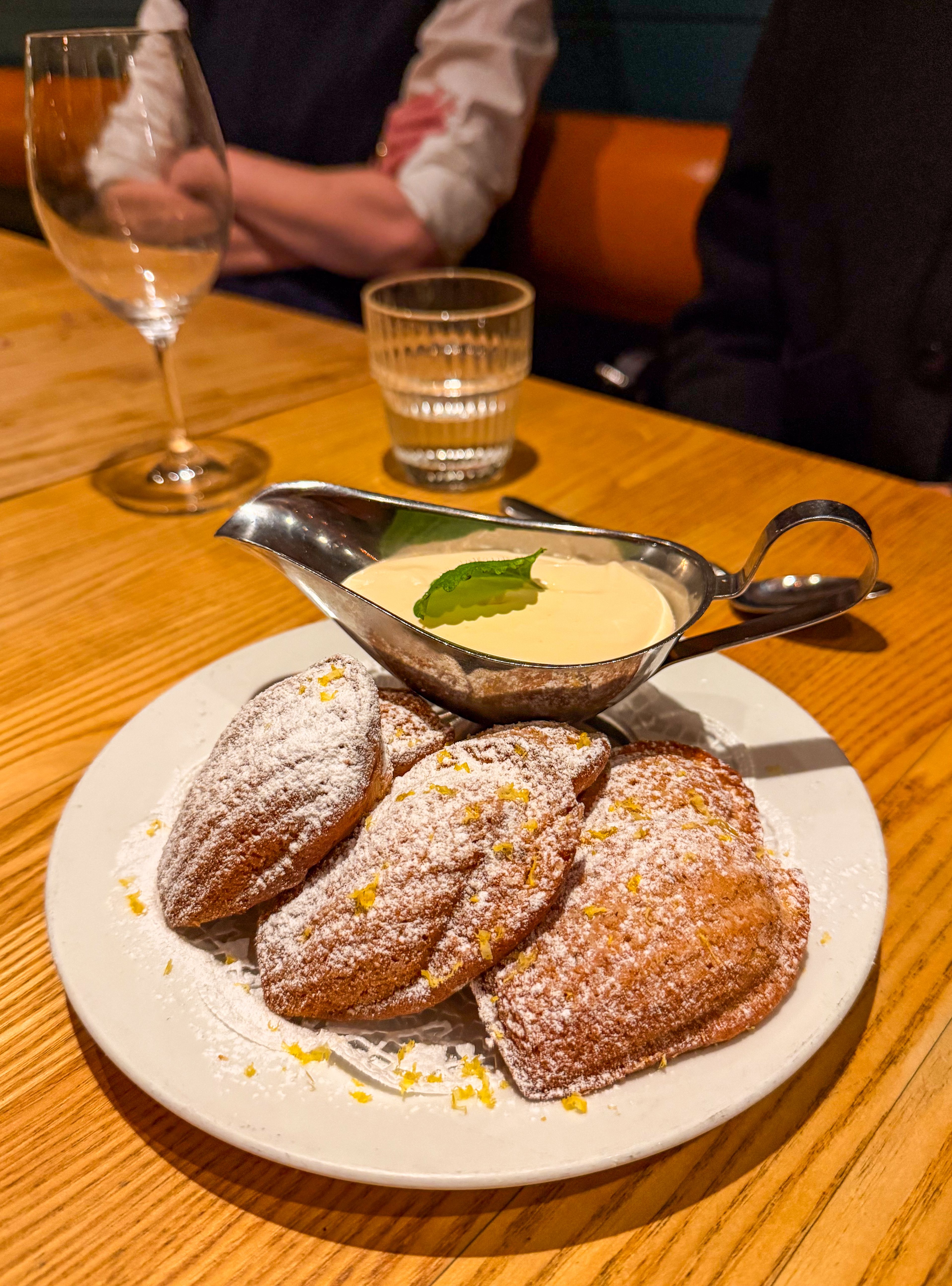 Seks madeleinekaker for 125 svenske kroner er ingenting å klage på. 