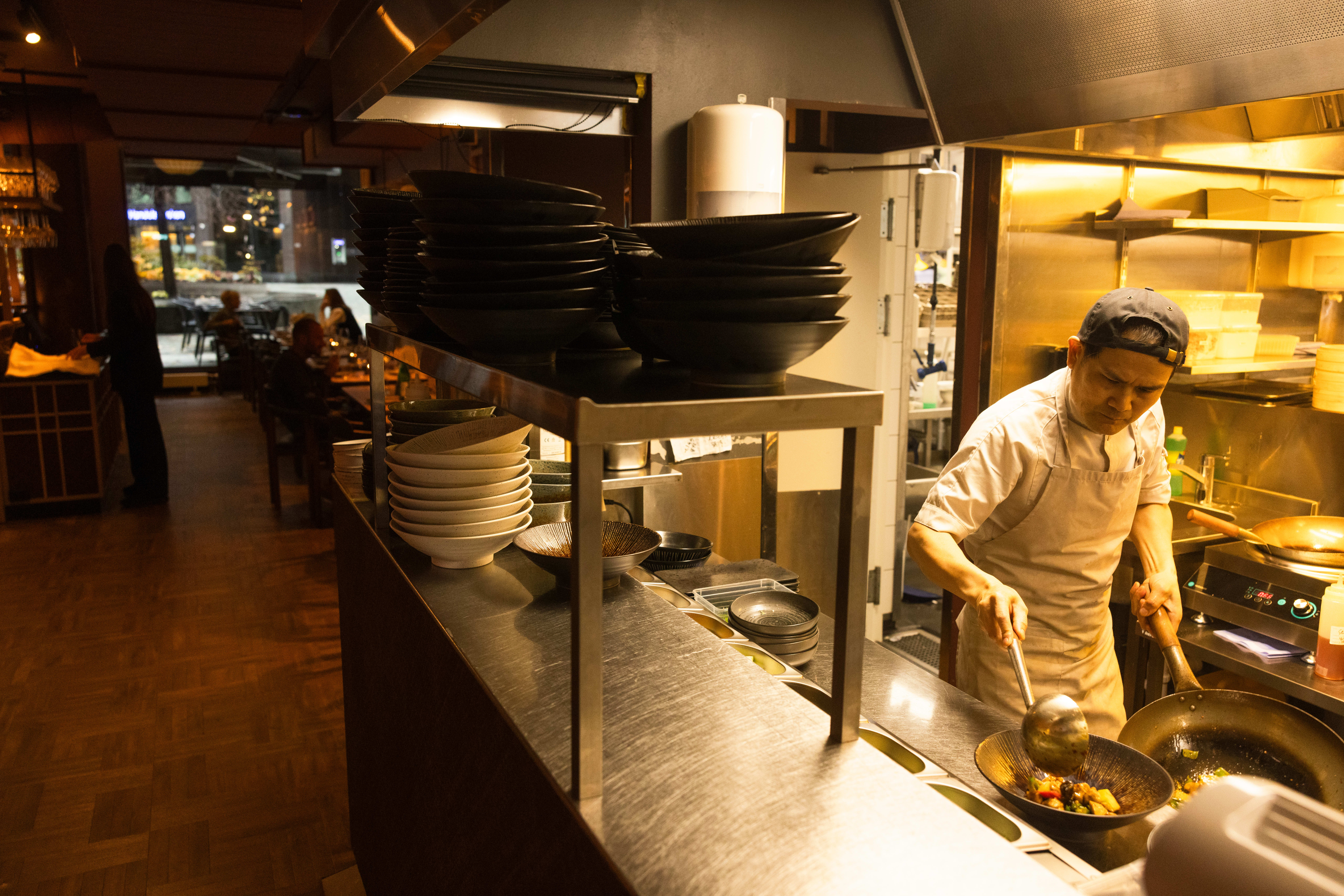 Stort åpent kjøkken hvor du kan se kokkene i aksjon. 