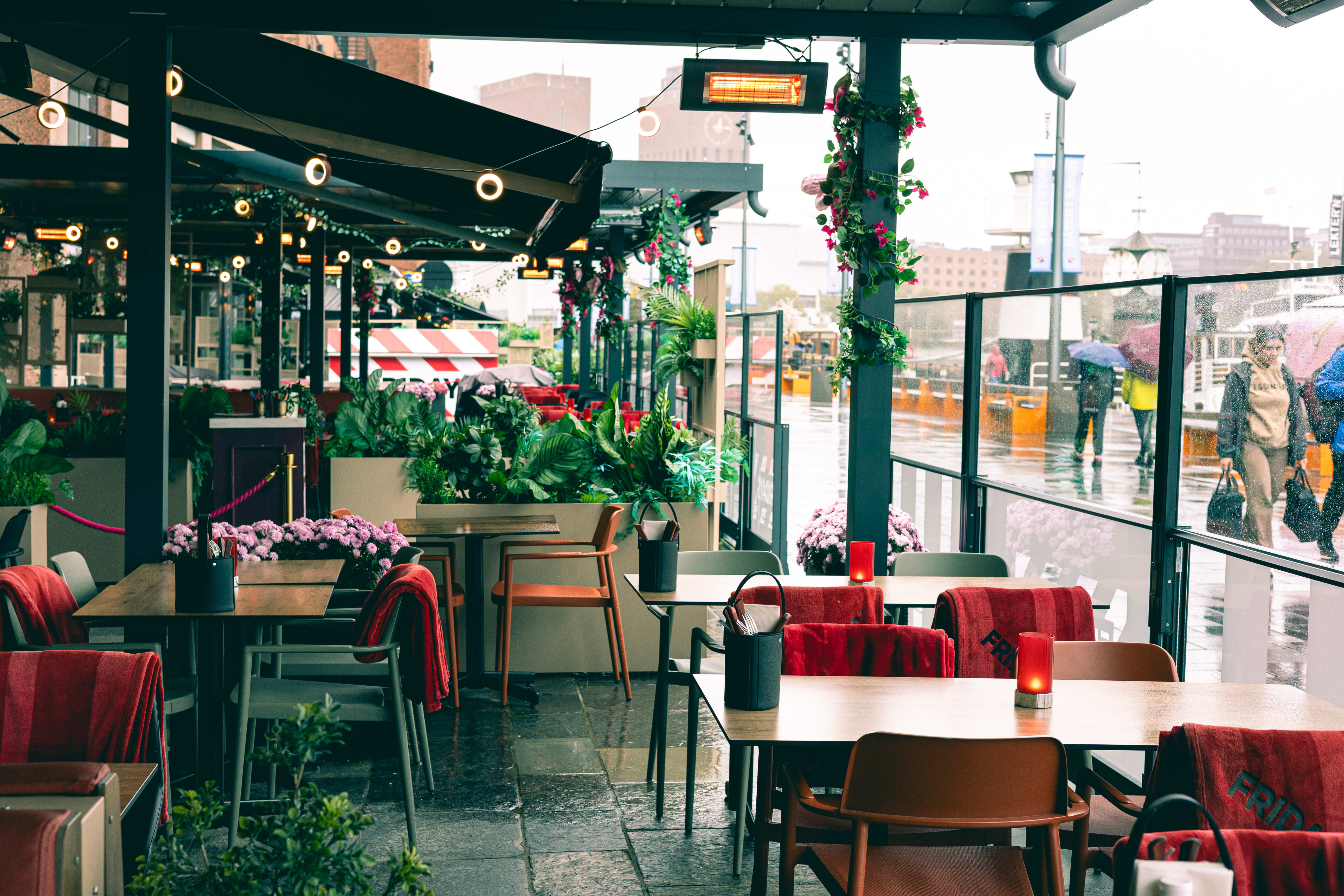 Friday’s Aker brygger har en stor uteservering.