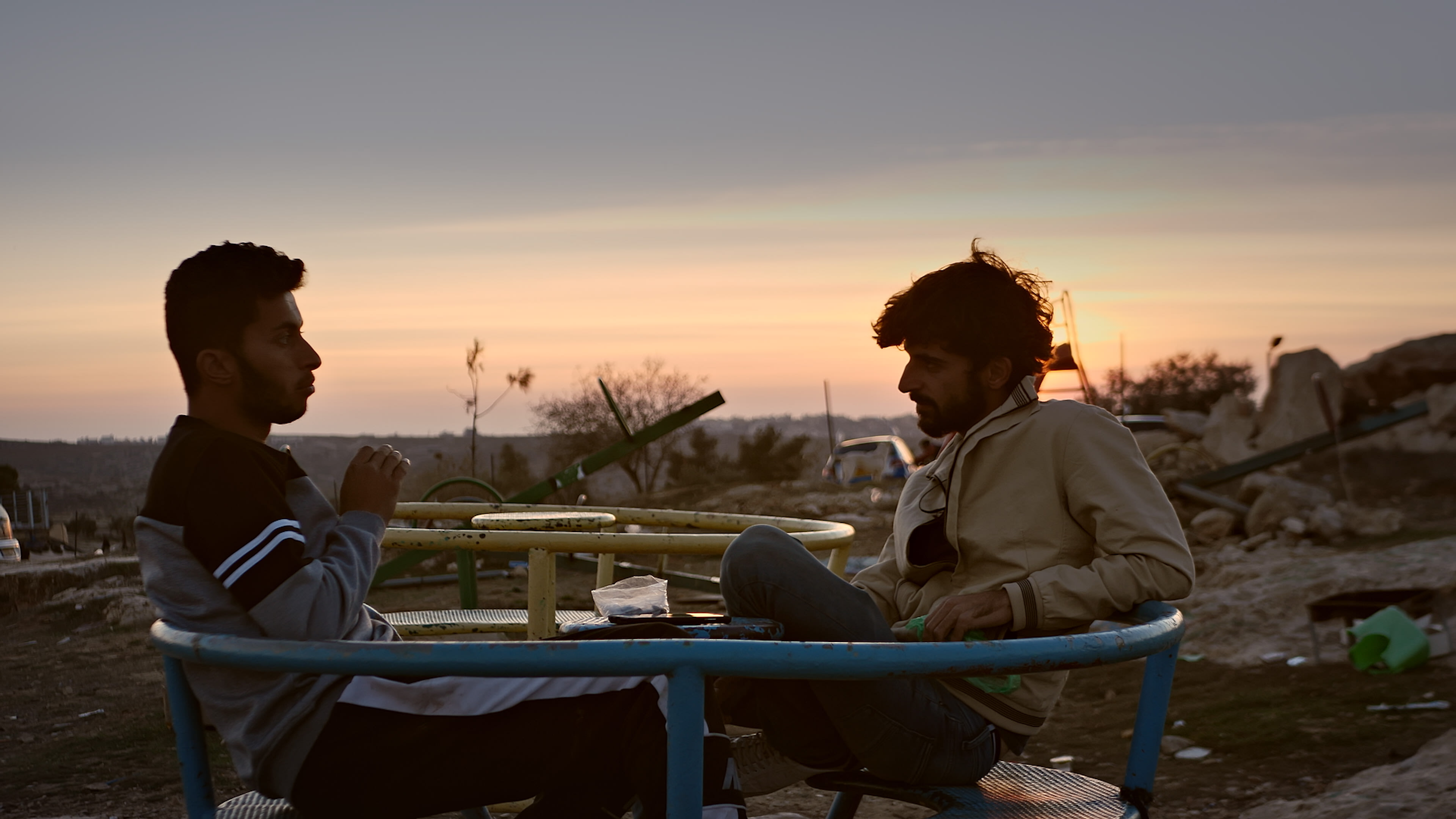Basel og Yuval på lekeplassen som senere blir rasert av israelske soldater og byggearbeidere.