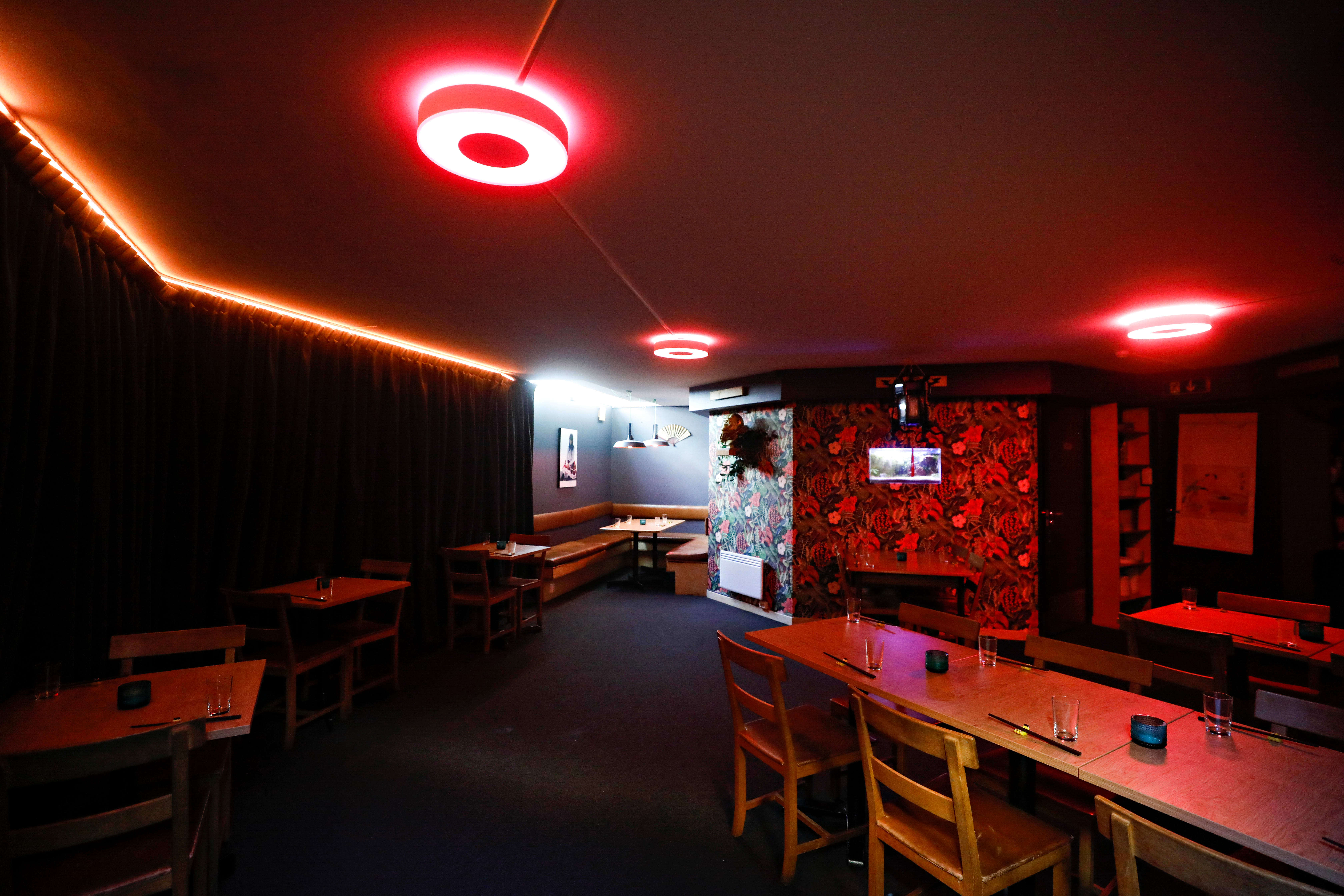 Kjelleren er mørk og uformell. 