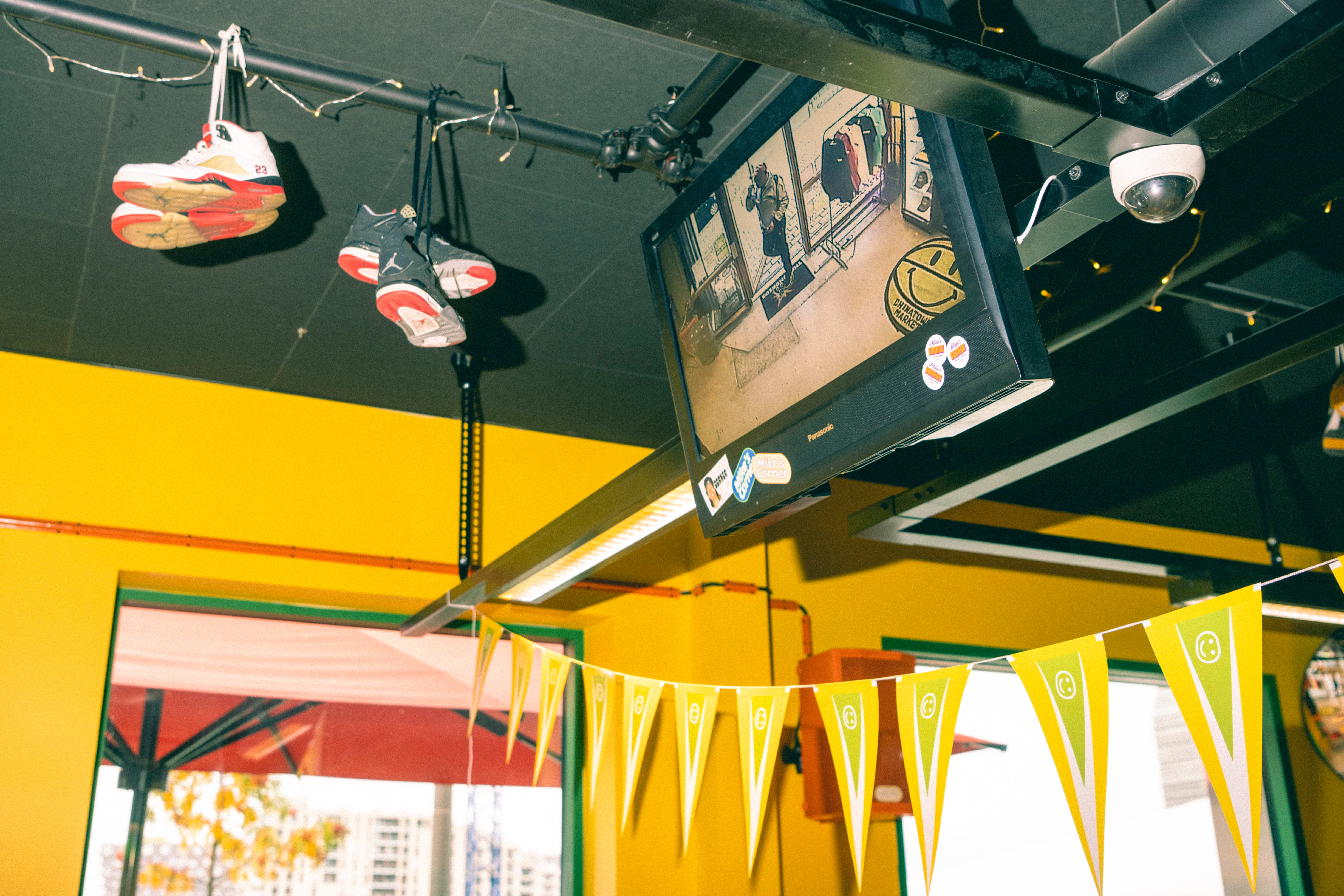 Ekte bodega følelse. Sko i taket og skjerm til sikkerhetskamera ved inngangen.