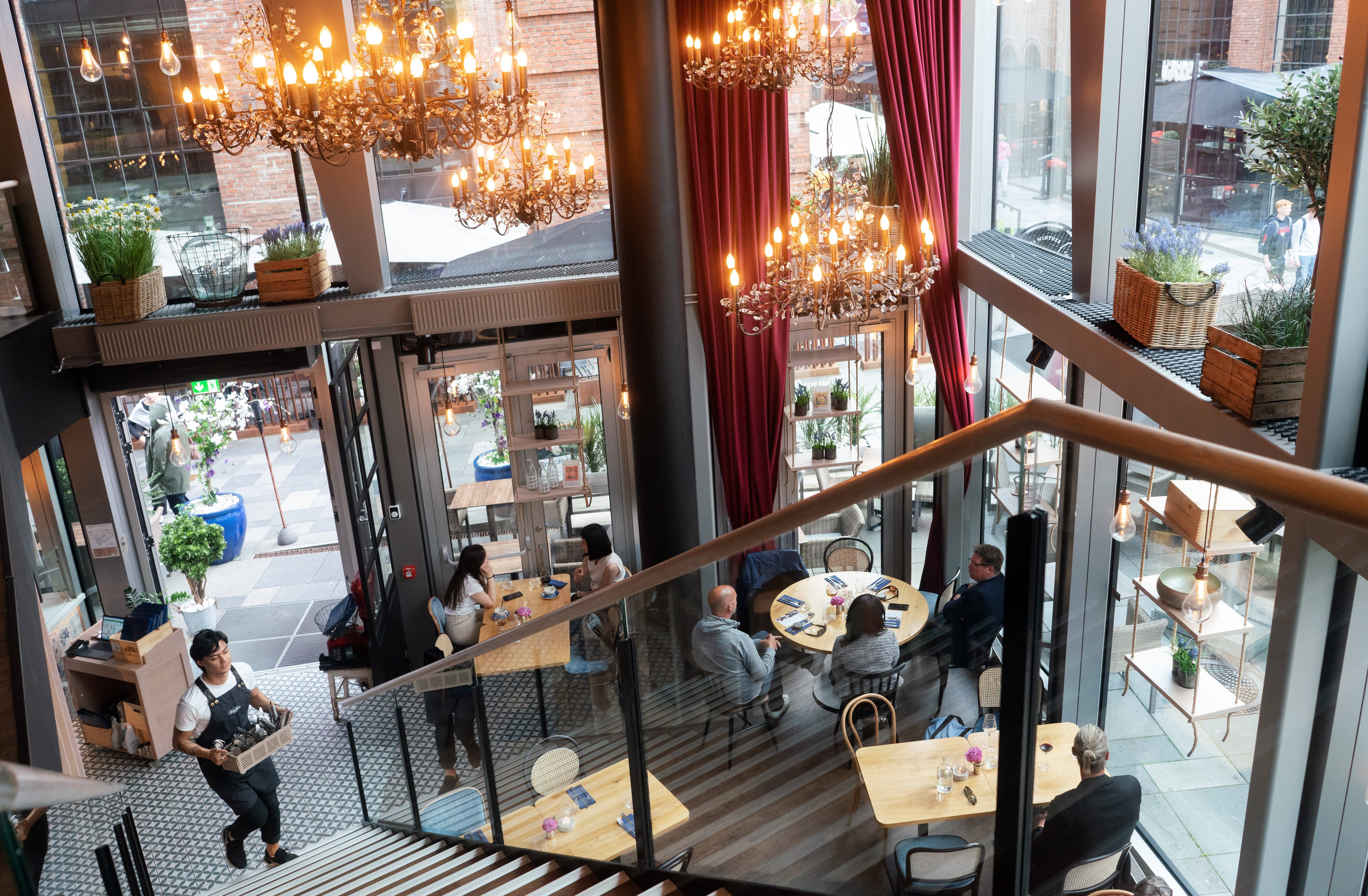 Restauranten er lys og elegant innredet.