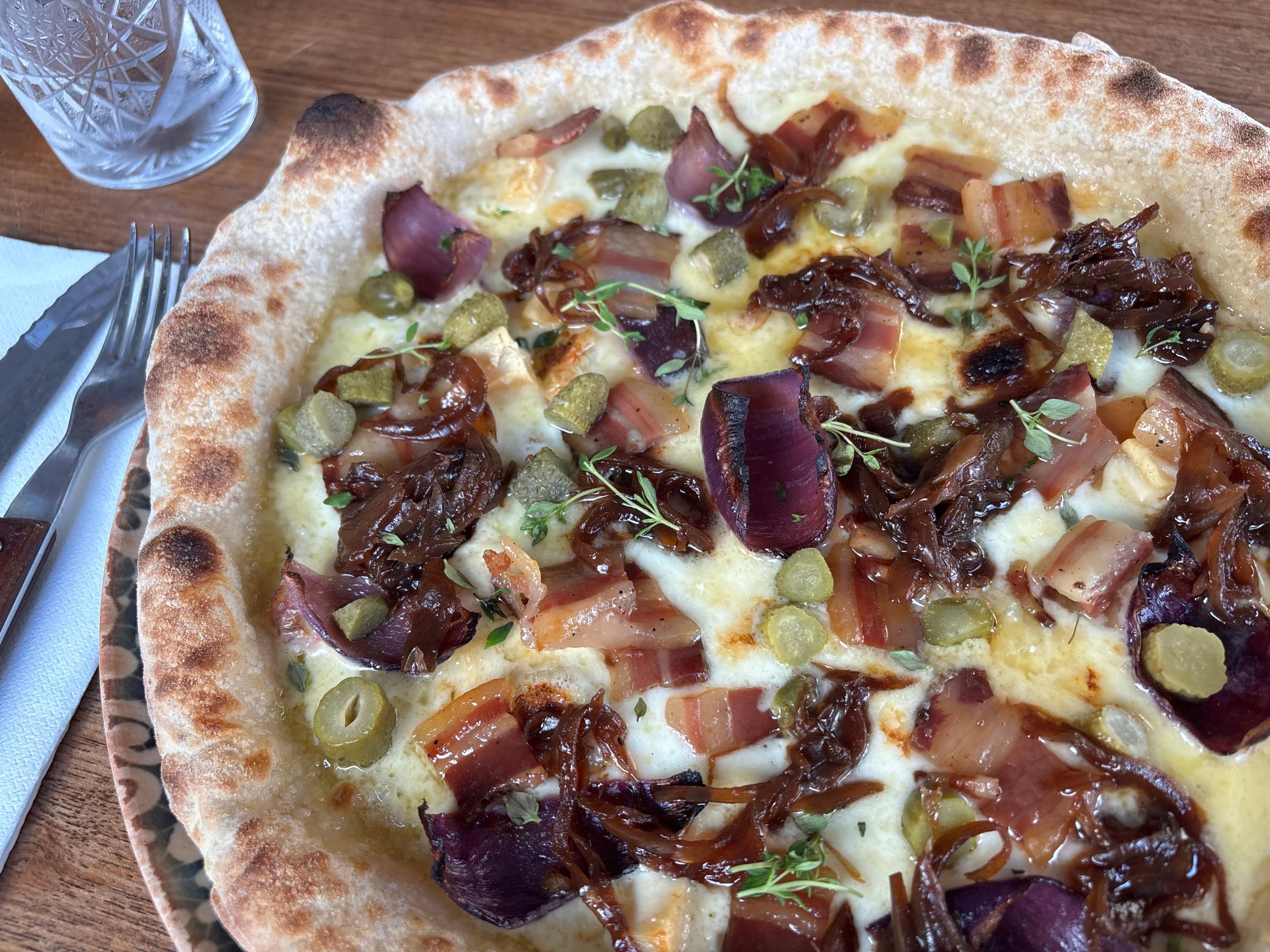 Veldig god pizza. Hadde nok vært enda bedre om kokken fikk hjelp av en renslig, animert rotte. 