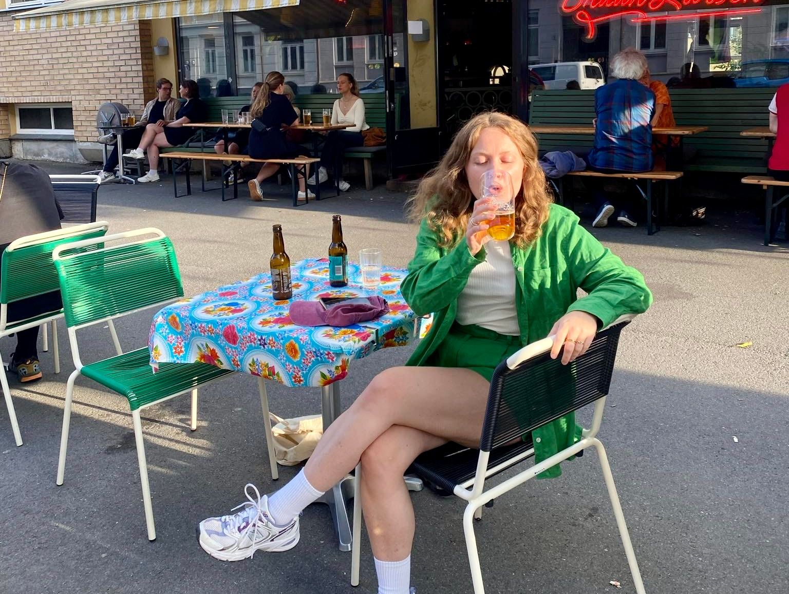 I 2023 debuterte Kamilla Danielsen med boken «Diskomus på venteværelset». En bok om å gjøre en innsats for å dra på date, men også alltid å rekke hjem til Dagsrevyen. I fjor høst kom hennes andre roman, «Andres barn».