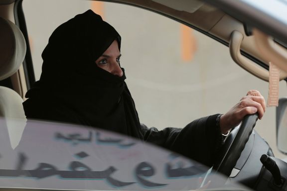 Her kjører Aziza (60) bil i Saudi-Arabia. Nå må professoren svare for forbrytelsen i retten. 