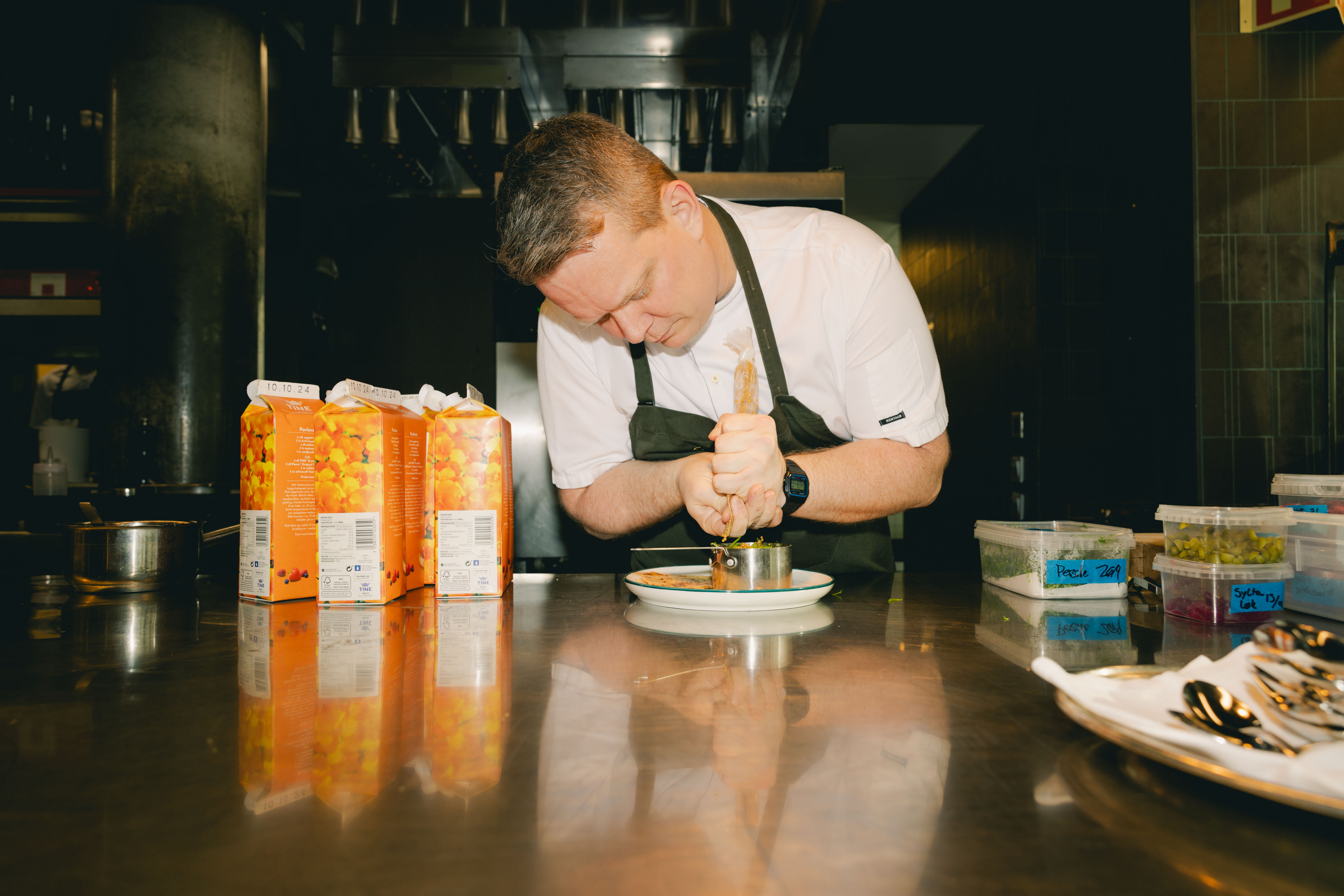 Å være kokkelærling har vært en bratt læringskurve, innrømmer Ruud. 