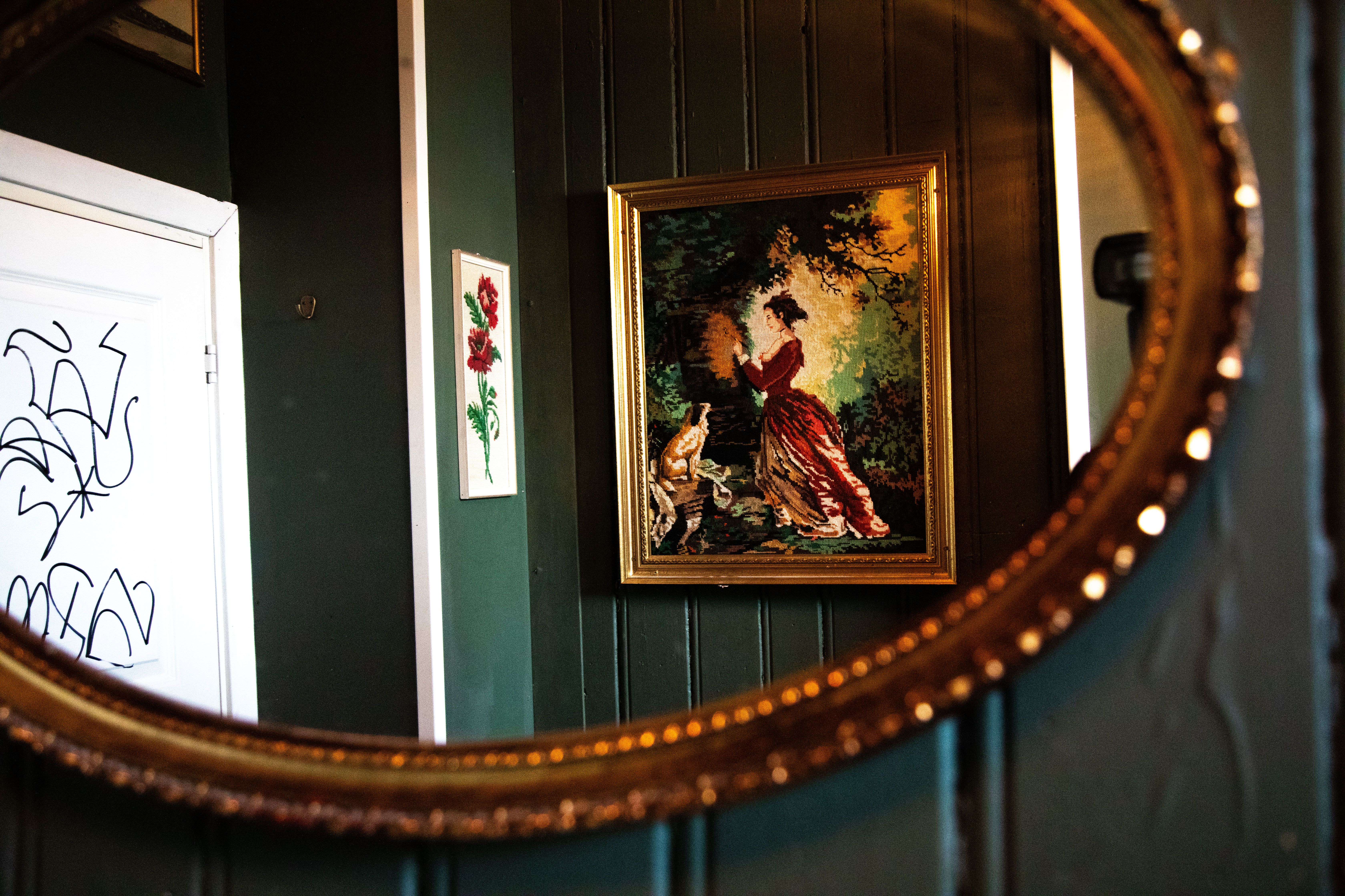 – Vi får mange komplimenter på toalettet vårt, så da gjør vi det bare finere og finere, sier bartenderen.