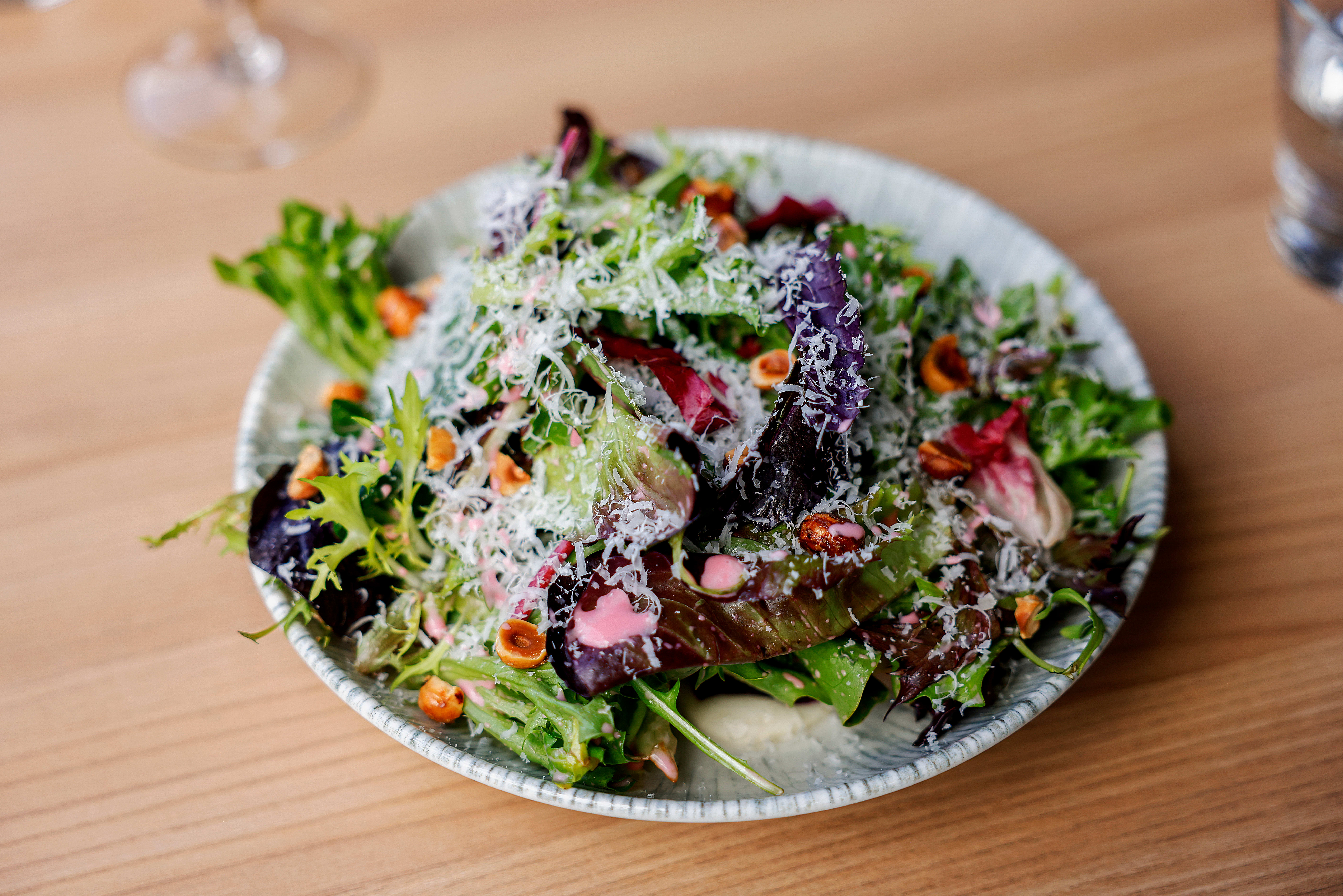 Nydelig salat med beter, nøtter og en herlig bringebærdressing.