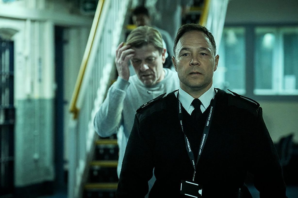 Sean Bean og Stephen Graham spiller innsatt og fengselsvokter i det sterke dramaet «Time» på Prime Video.
