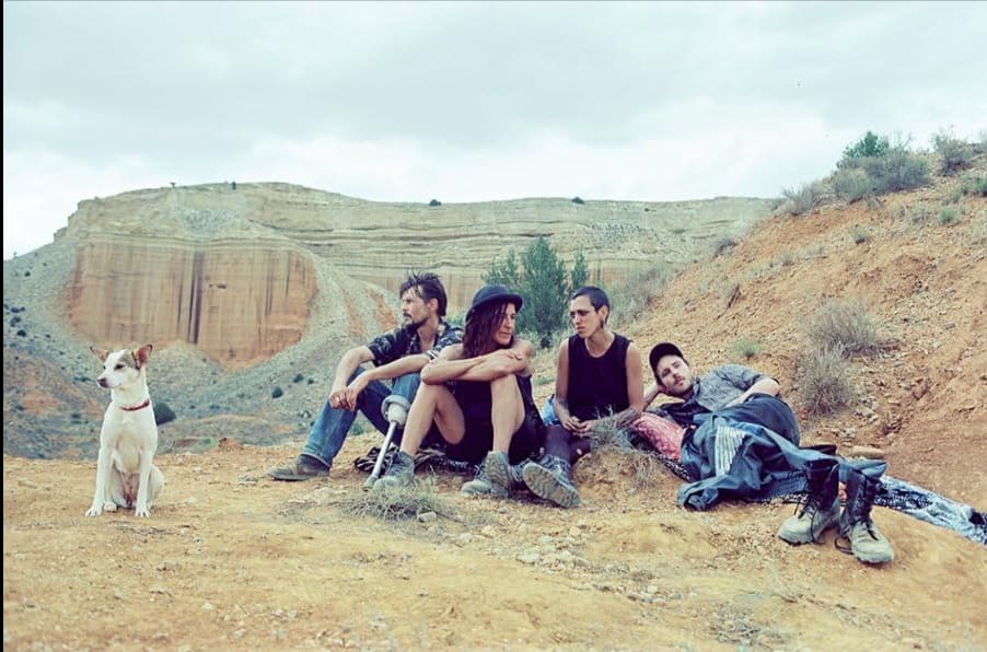 En av filmens to hunder sammen med raverne. Fra venstre: Josh (Joshua Liam Herderson), Steff (Stefania Gadda), Jade (Jade Ouki) og Tonin (Tonin Janvier). 