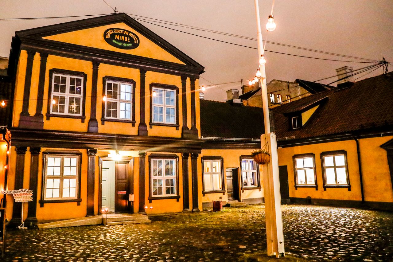 Mangelsgården i Oslo sentrum huser steder som restaurant Melun, bar Folk, Misfornøyelsesbaren og bar Hør Hør. 
