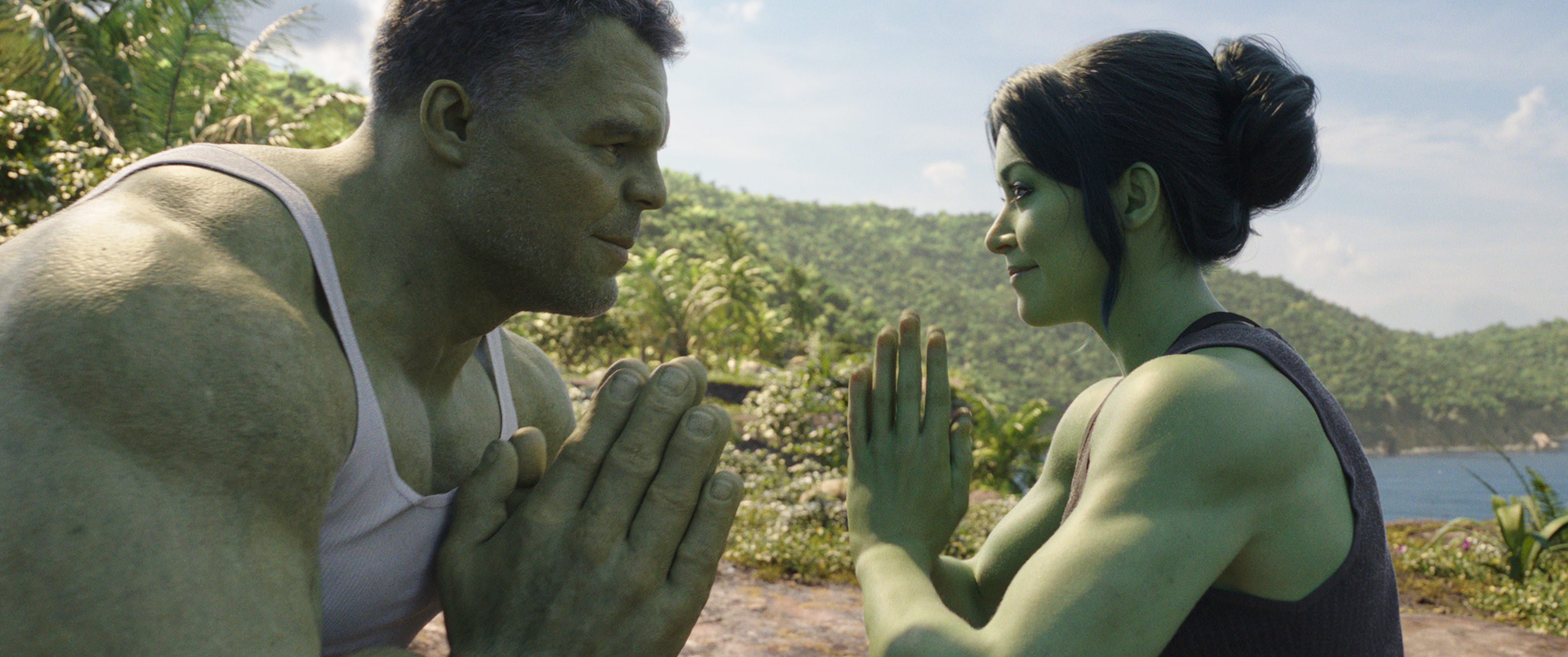 Bruce Banner og Tatiana Maslany spiller hver sin Hulk i «She-Hulk: attorney at law». Her skal han lære henne hvordan hun takler sitt nye, grønne liv. 