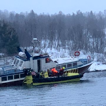 Seks turister til legevakt fra grunnstøtt båt ved Tromsø