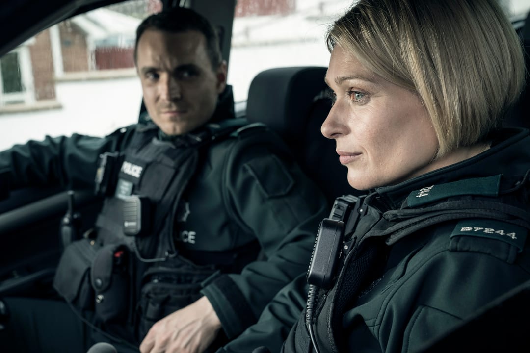 Stevie Neil (Martin McCann) lærer Grace Ellis (Siân Brooke) hvordan gatene i Belfast fungerer. «Blue Lights» forteller historien om tre politirekrutter som skal lære seg å ta seg av mafiasjefer så vel som psykotiske alenemødre. 