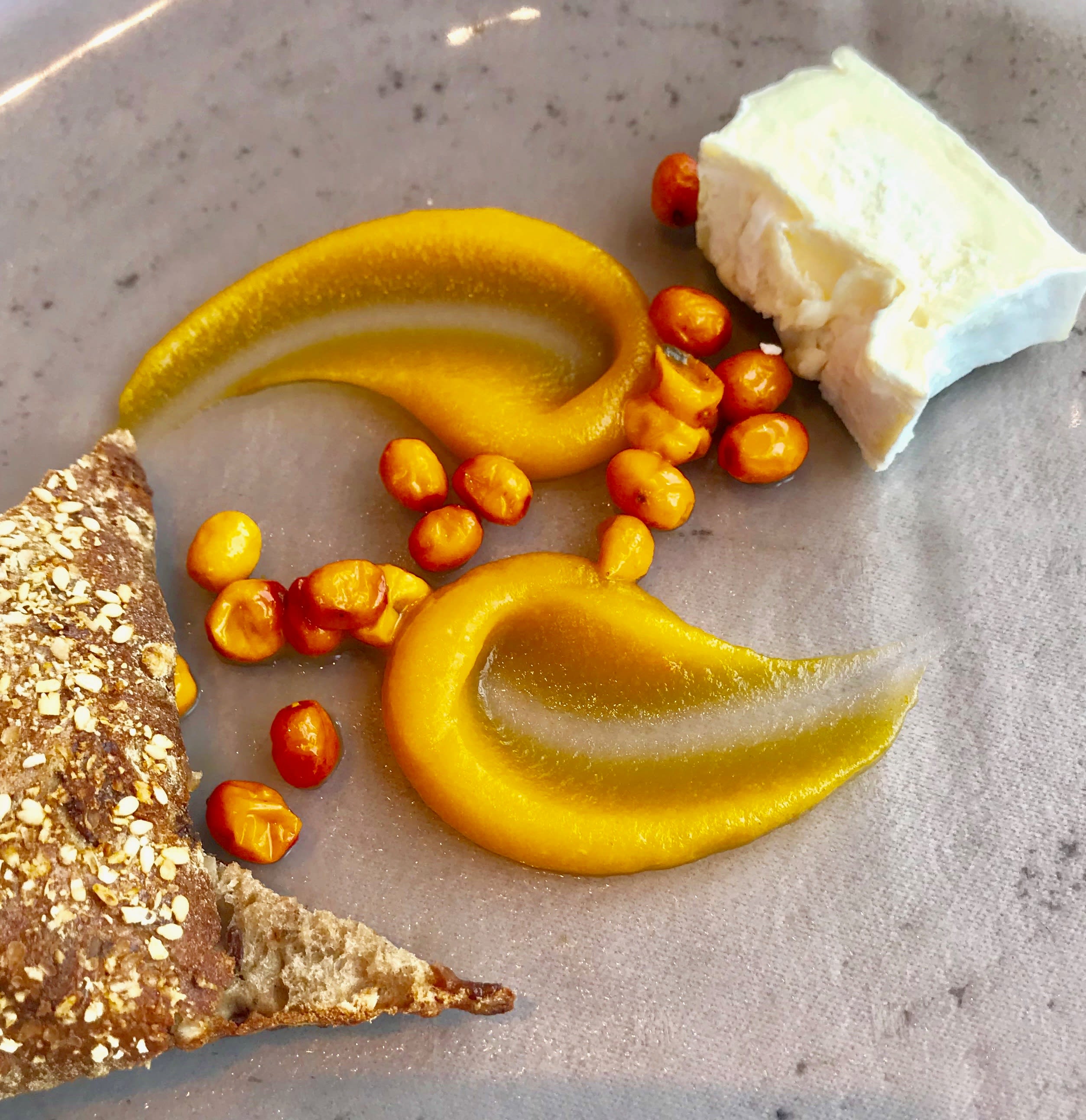 Nydelig kubbeost med nøttebrød og ferskenchutney.