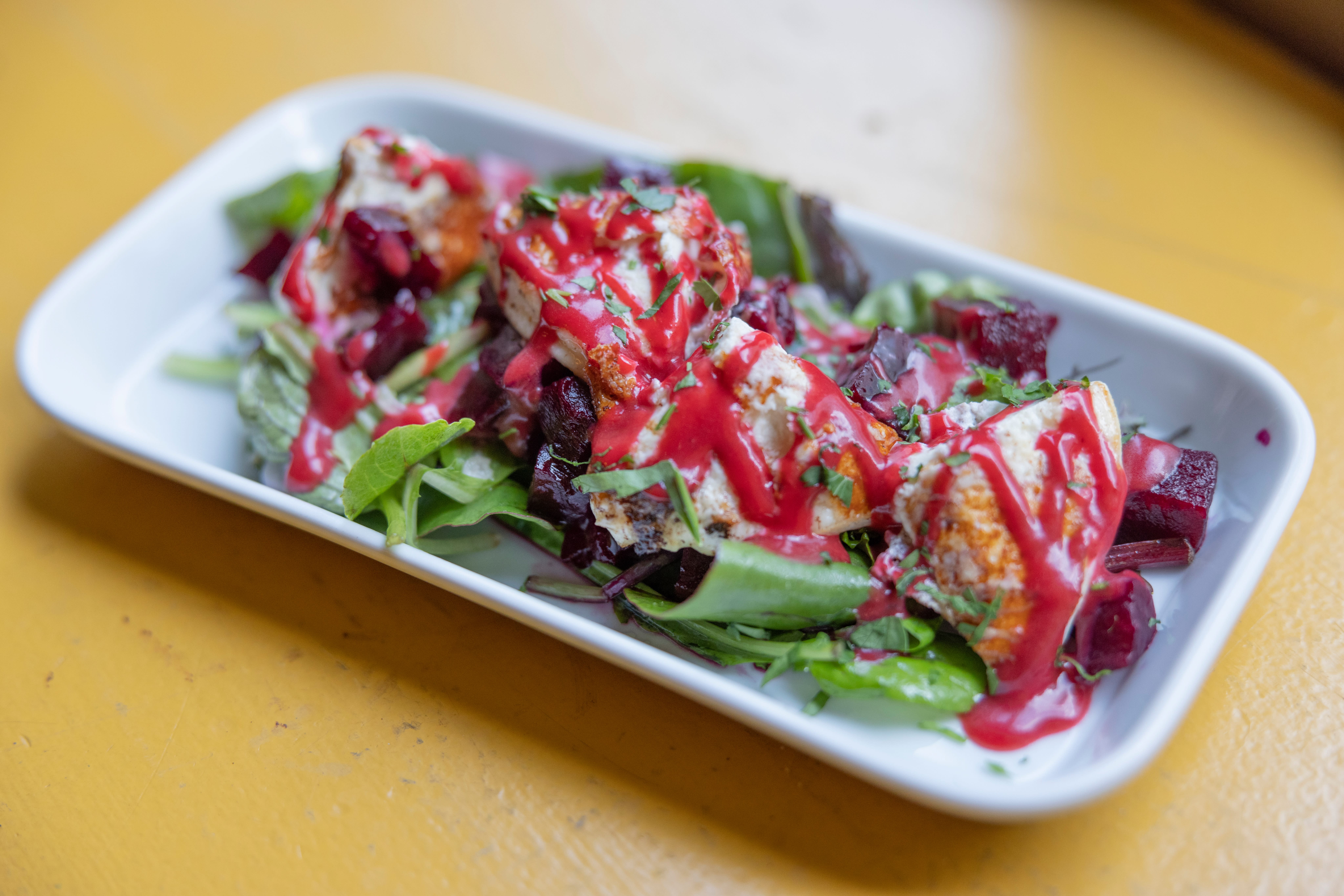 Klassiker 1: Grillet chèvre, saltbakte rødbeter og bringebærvinaigrette. 