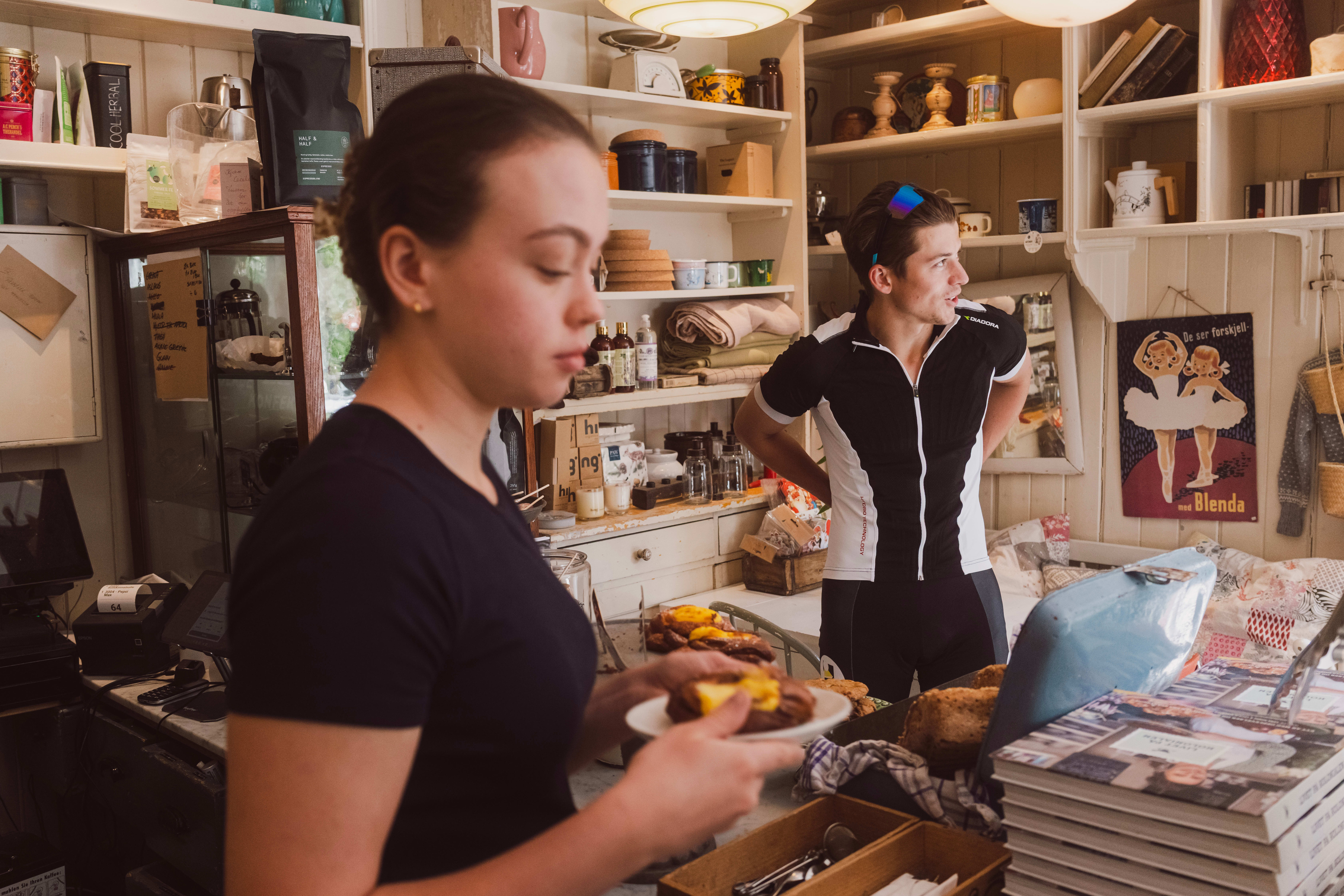 Dagens første kunder har syklet fra Oslo. 