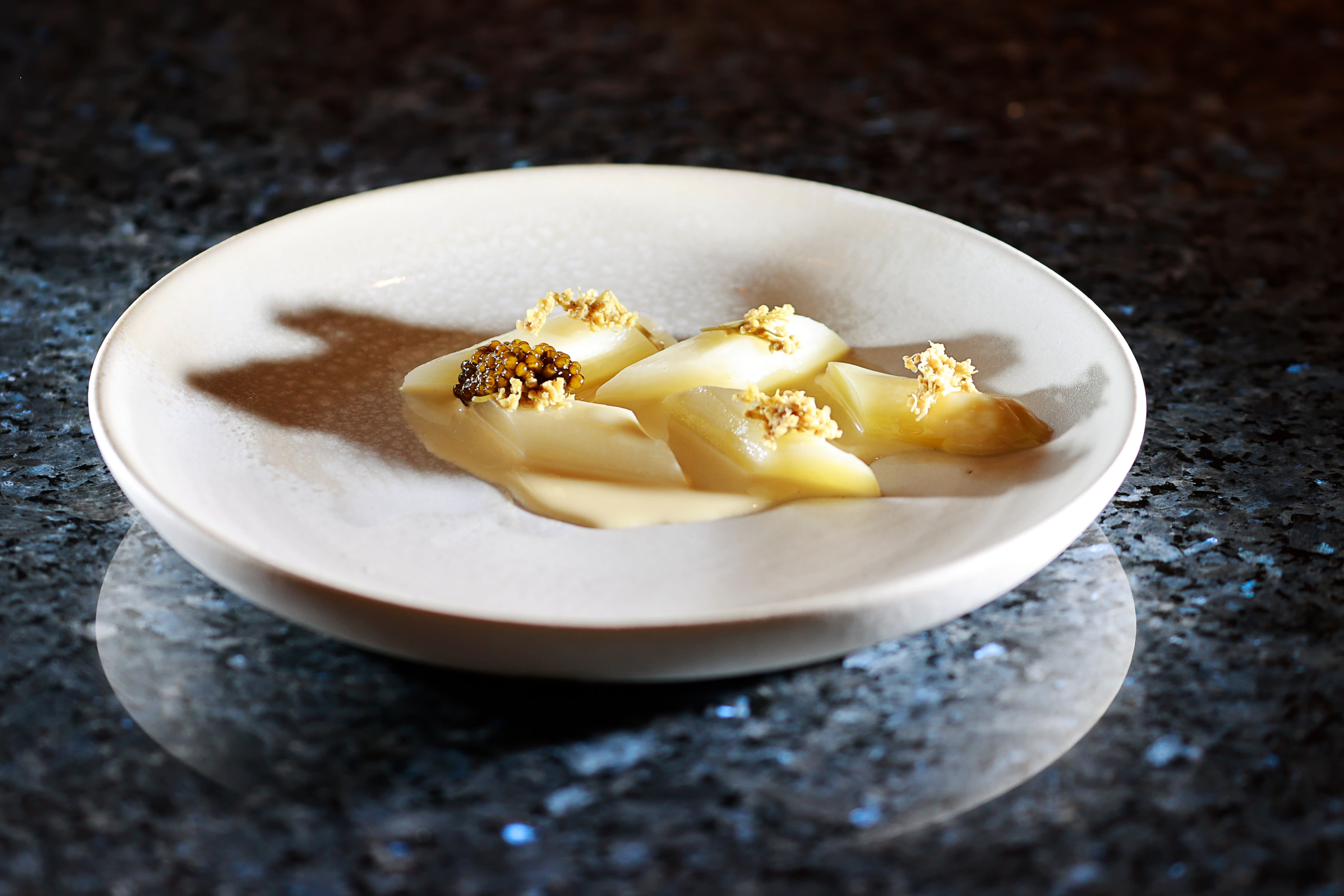 Tyske, hvite asparges med hylleblomstsaus, syltede hylleblomster og kaviar. 