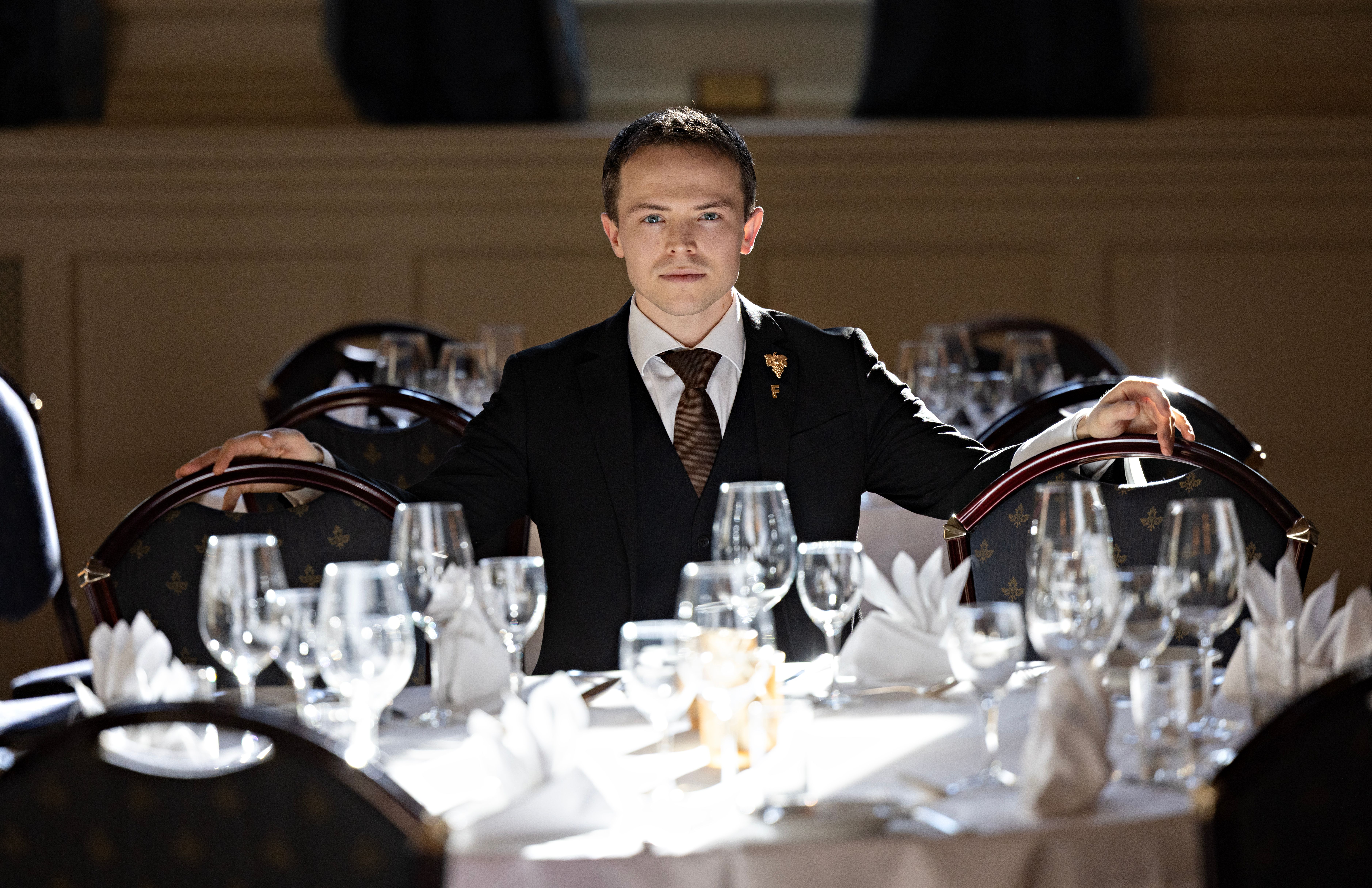 Etiketteekspert Mathias Toresen mener social dining kan være flere ting.