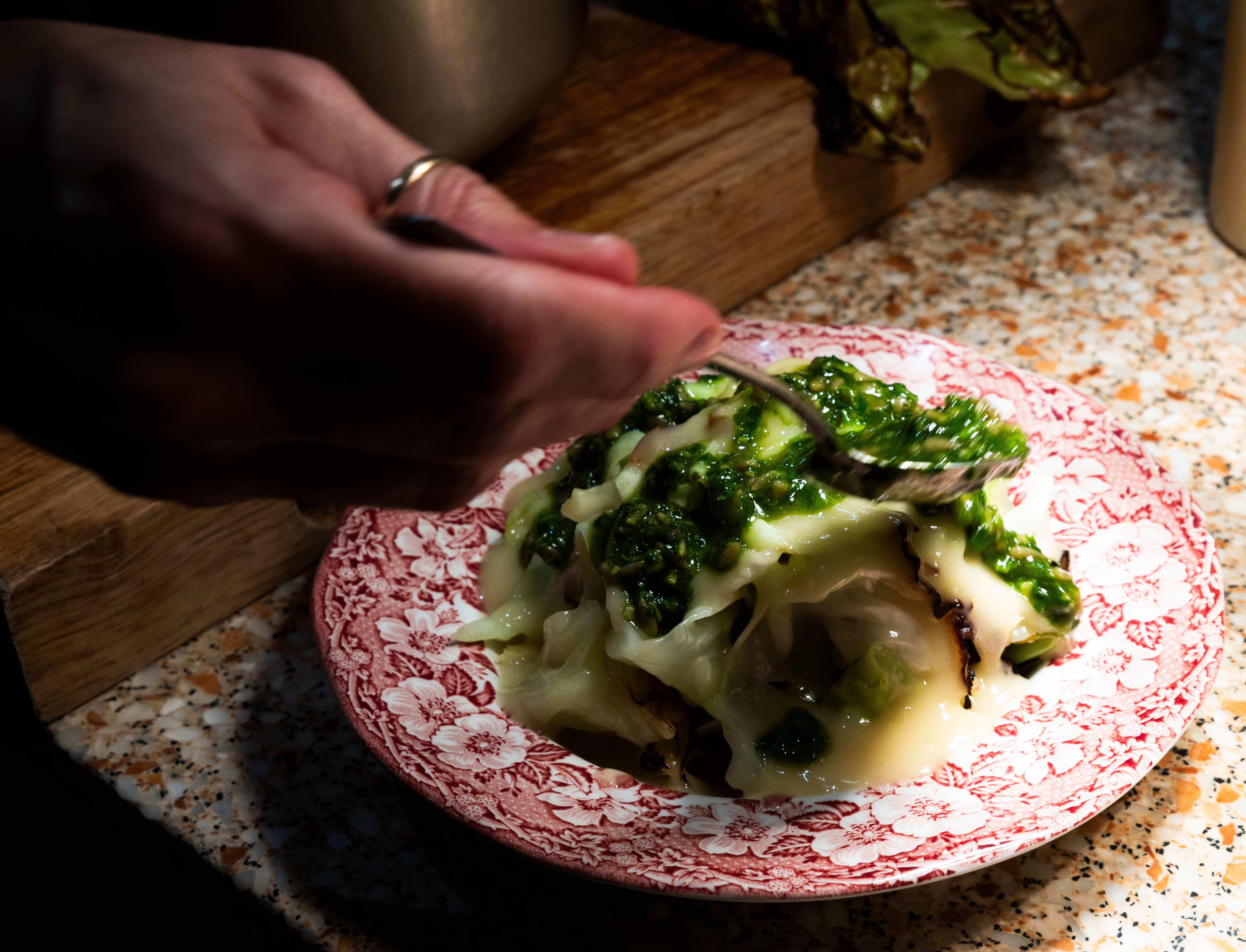 Hos Peder toppes kålen med pesto av solsikkekjerner.