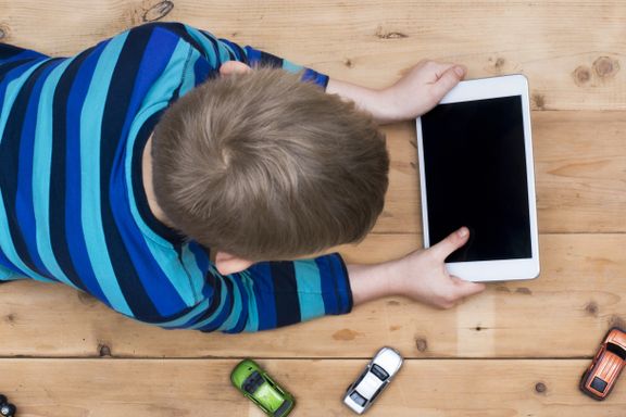 Er det blitt litt mye skjerm i sommer? Hjerneforskeren har syv råd til foreldre.
