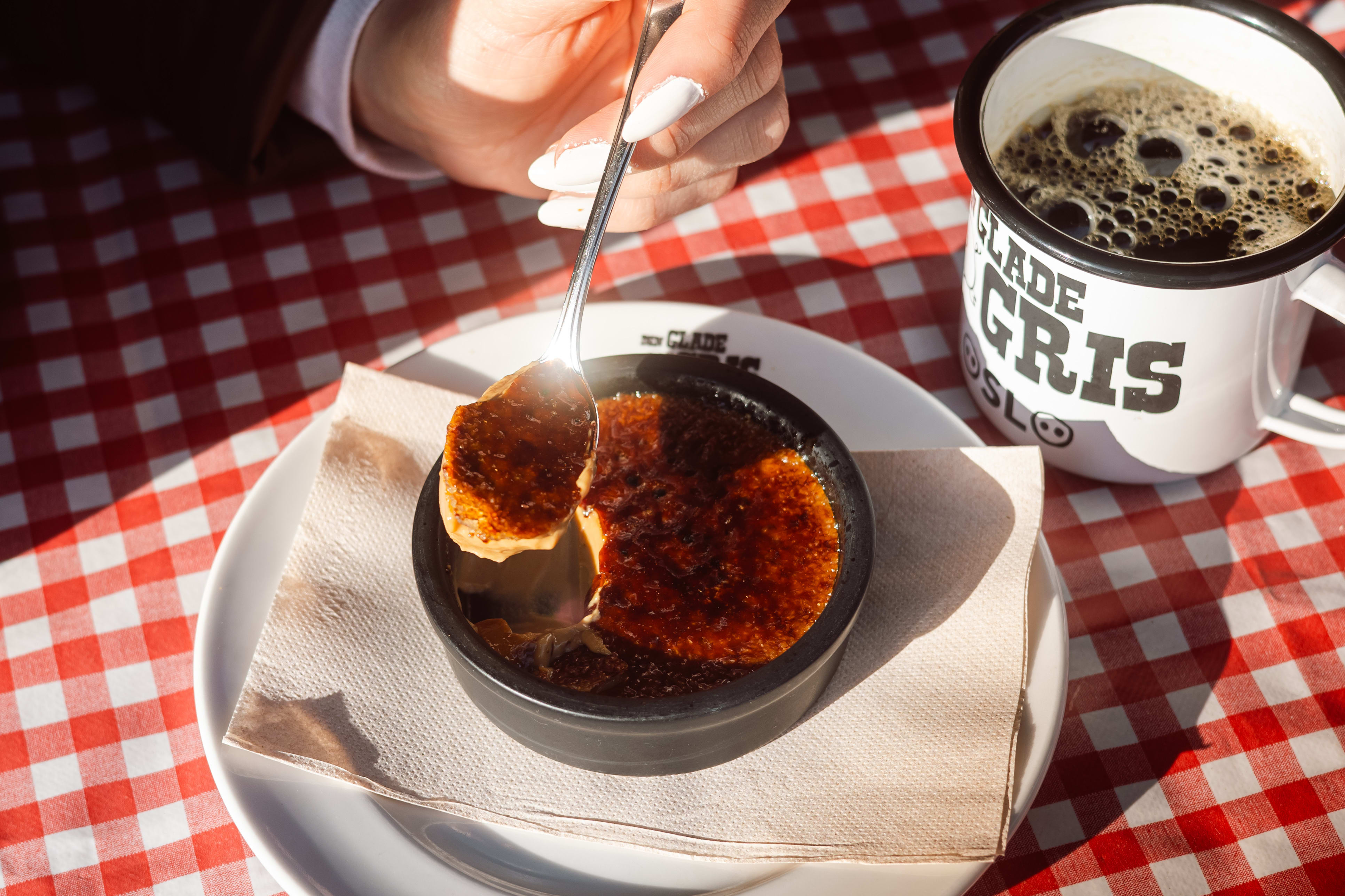 Crème brûlée laget med øl er kveldens beste dessert.