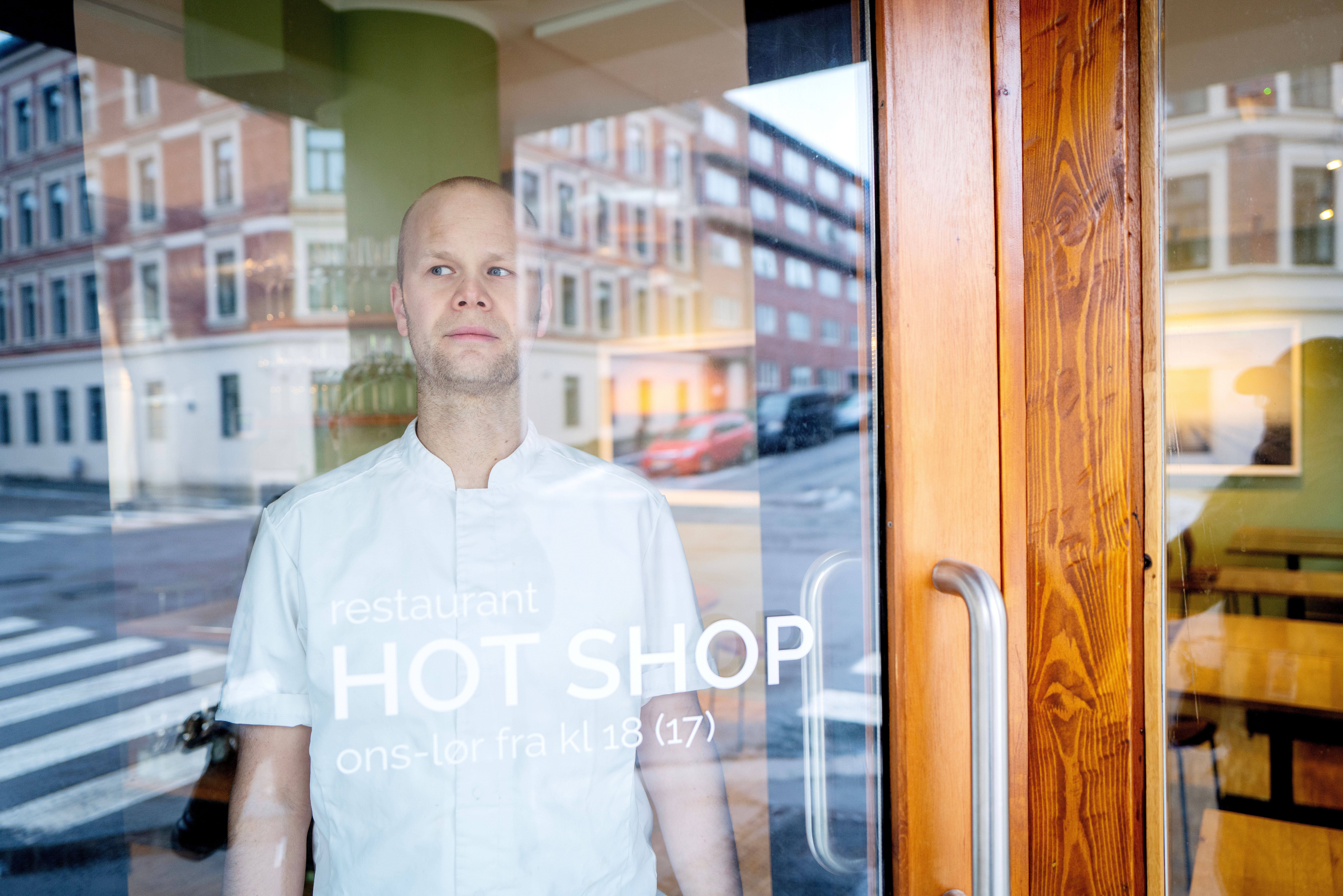 Jo Klakegg driver restauranten sammen med Siri Haslund og Erik Sandbæk. Han har tidligere jobbet jobbet på Bagatelle under Hellstrøm, Noma og Fauna.