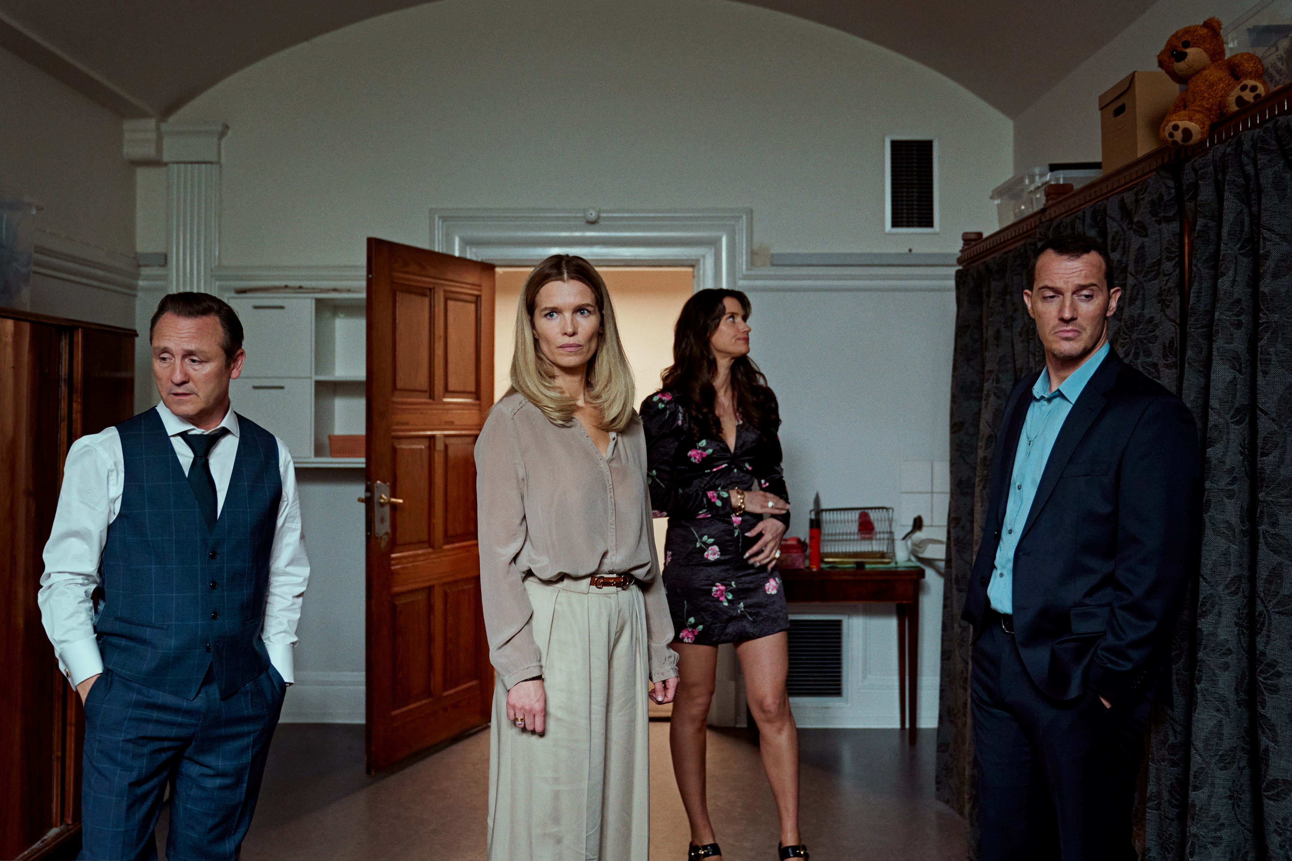 Familien Hoffmann og familien Vinter-Jensen undersøker au pairen Rubys rom etter forsvinningen. Fra venstre: Rasmus Hoffmann (Lars Ranthe), Cecile Vinter-Jensen (Marie Bach Hansen), Katarina Hoffmann (Danica Curcic) og Mike Vinter-Jensen (Simon Sears).