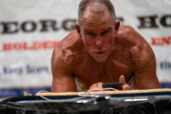 George Hood (62) satte verdensrekord i «planken». Men norsk professor anbefaler ikke øvelsen.