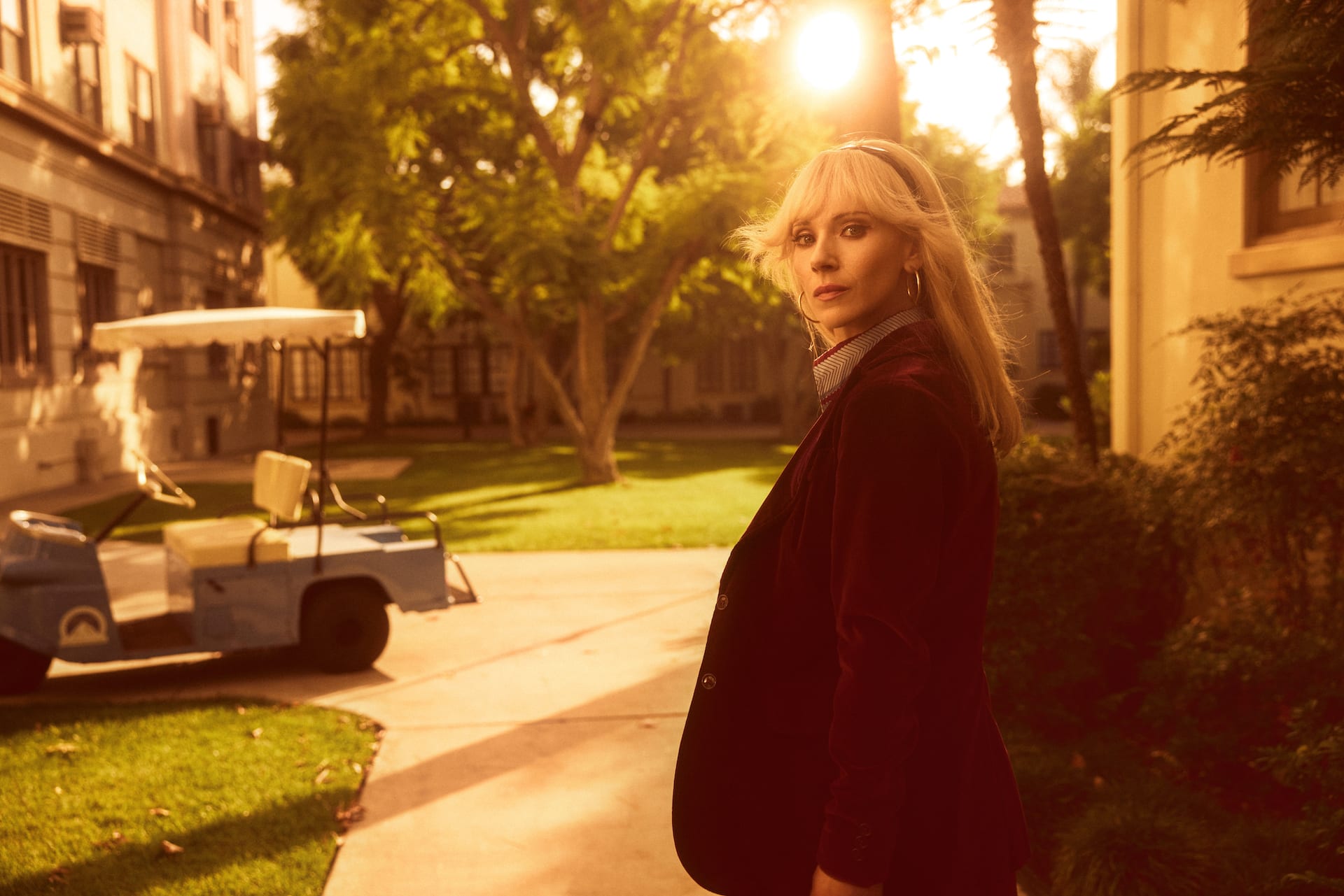 Bettye McCartt (Juno Temple) finner veien gjennom alfa-Hollywood i «The Offer». 