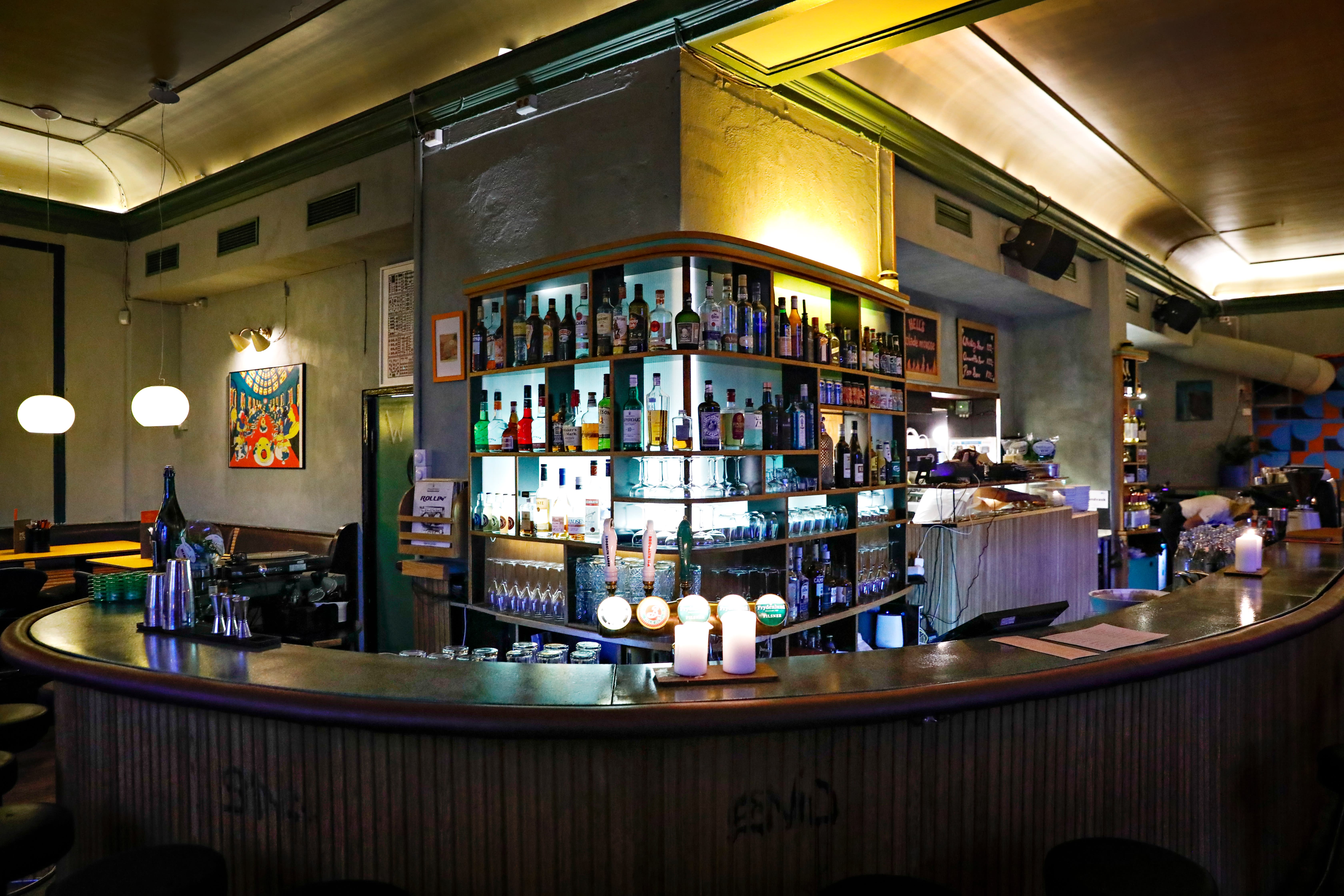 Man bestiller maten i baren sammen med drikke. Så er det bare å vente på godsakene.