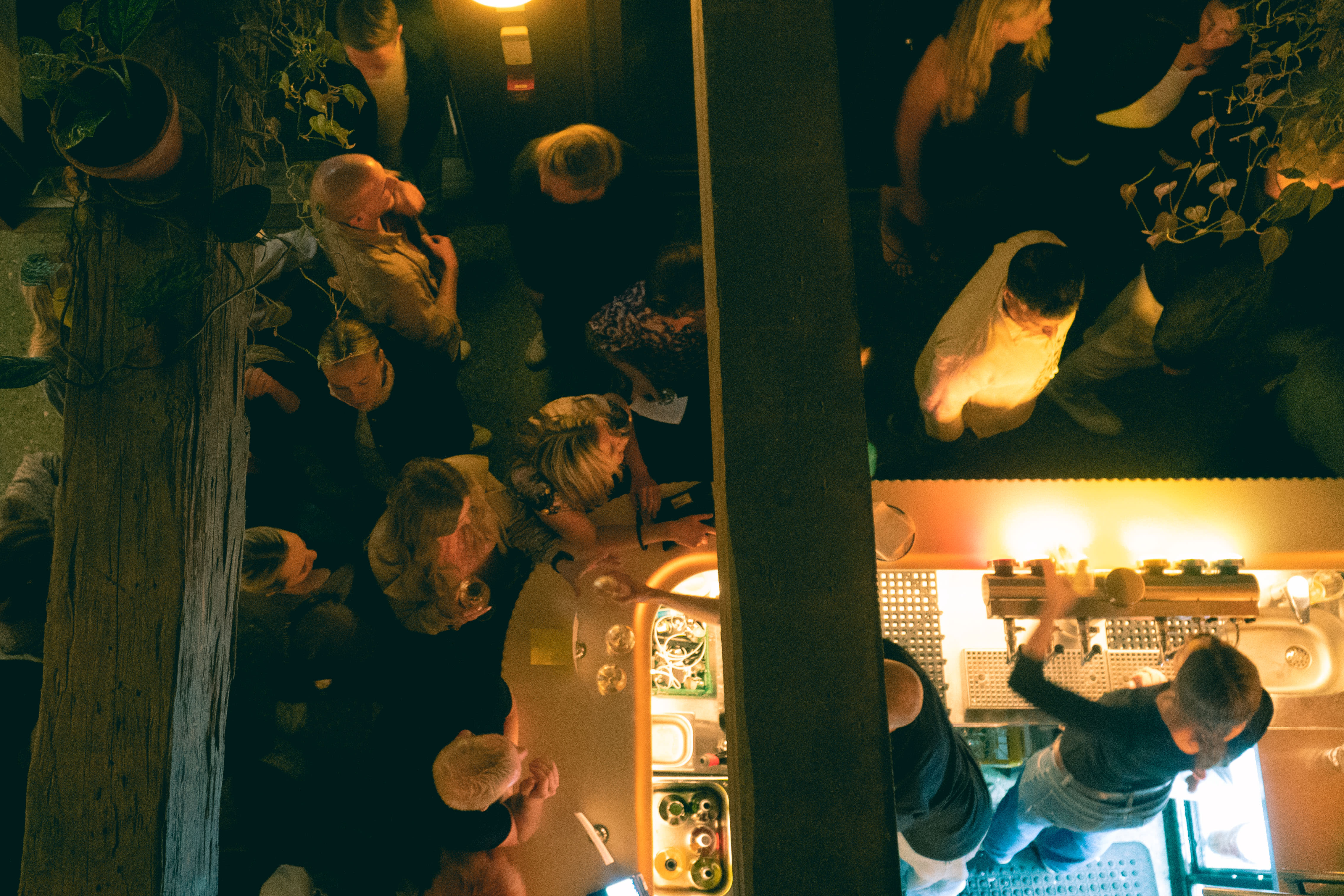 Becco er åpen hver dag som gjør at dagene varierer mellom fest, gøy og kaotisk, og rolig, behersket og nedpå. 