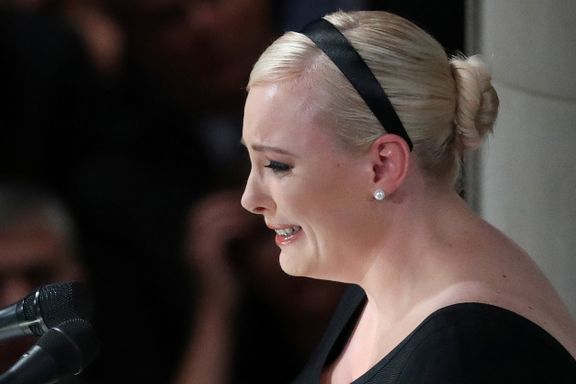 John McCains datter tok et følelsesladet farvel, med skarpe ord mot farens kritikere