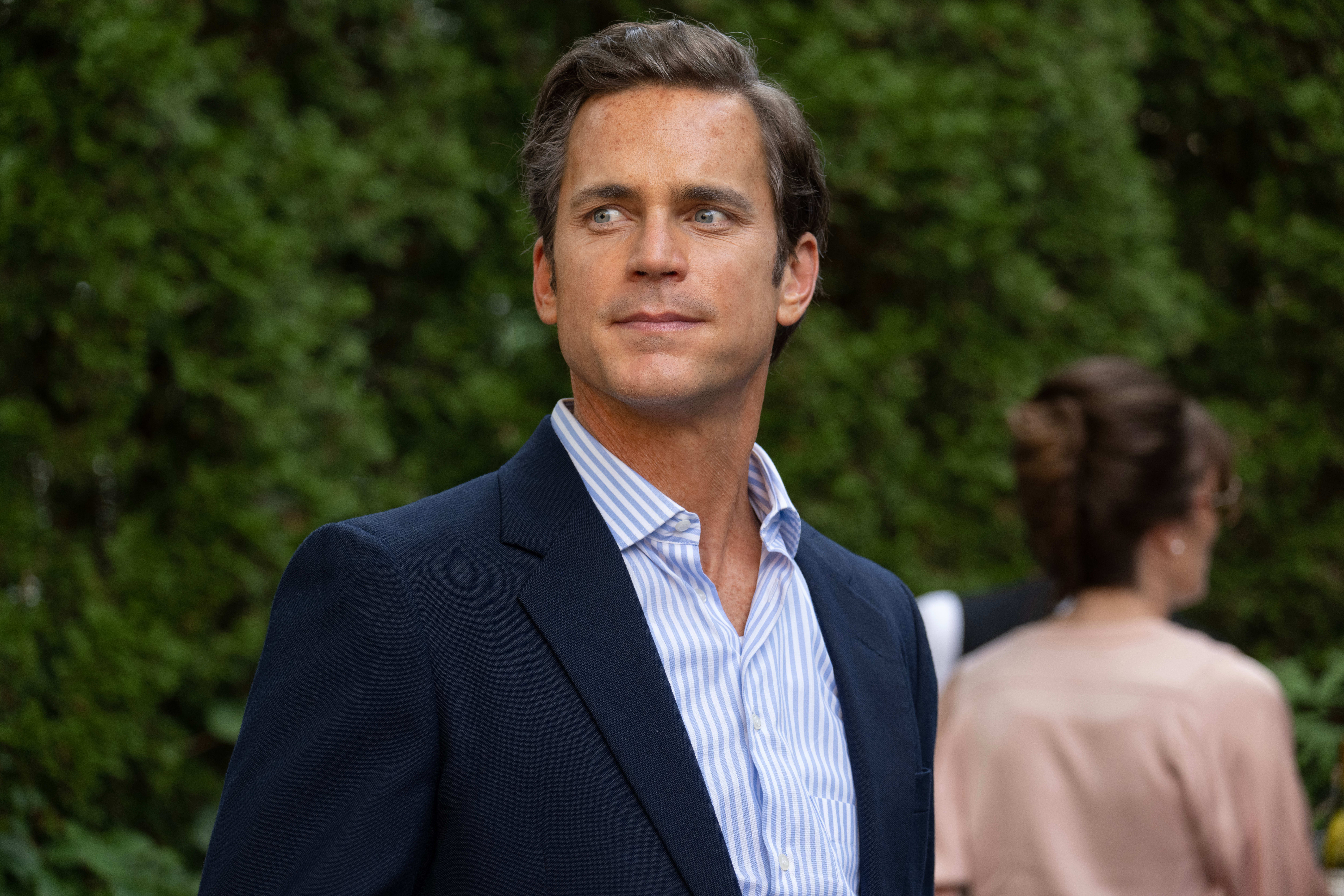 Hawk (Matt Bomer) blir utnevnt til en viktig diplomatstilling i Milan. Dermed ser vi tilbake på hans tretti år i amerikansk utenriksdepartement. Det er drama og politikk på høyt nivå.