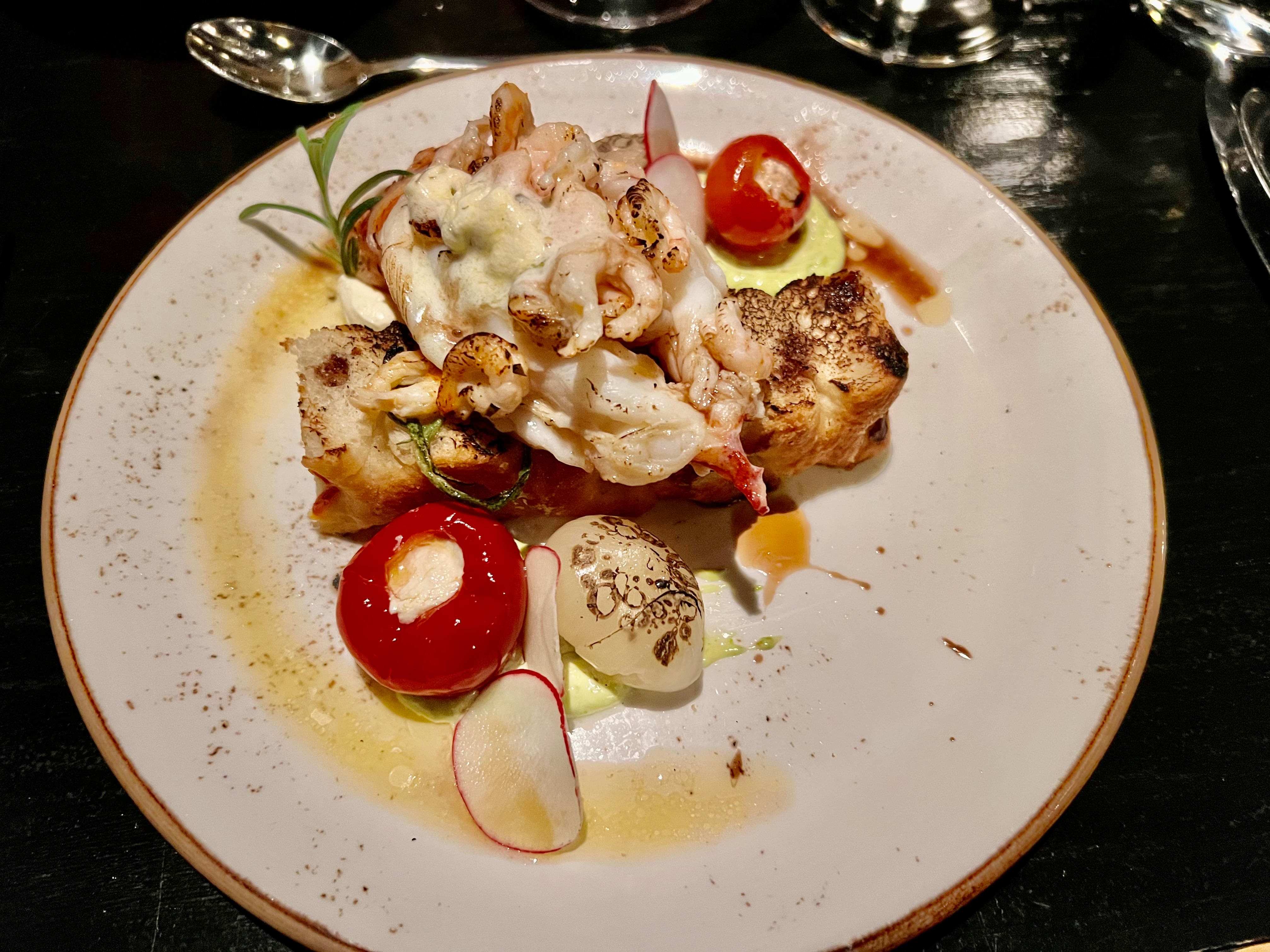 Saftig hummer med seige reker. 