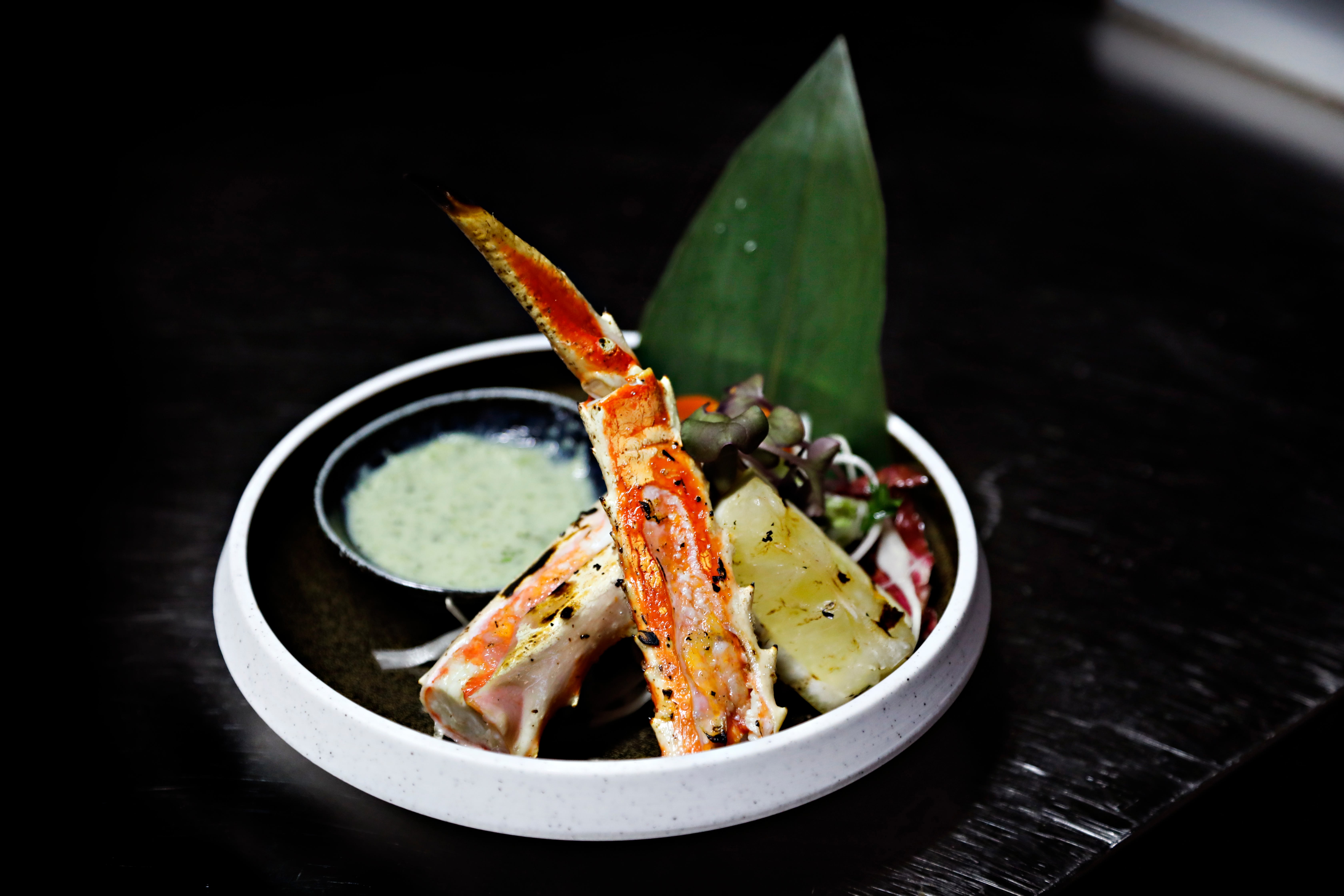 Grillet kongekrabbe med en nydelig mint/chilidip.