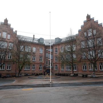 Mens Oslo åpner kjøpesentre og butikker, får denne skolen egen testbuss