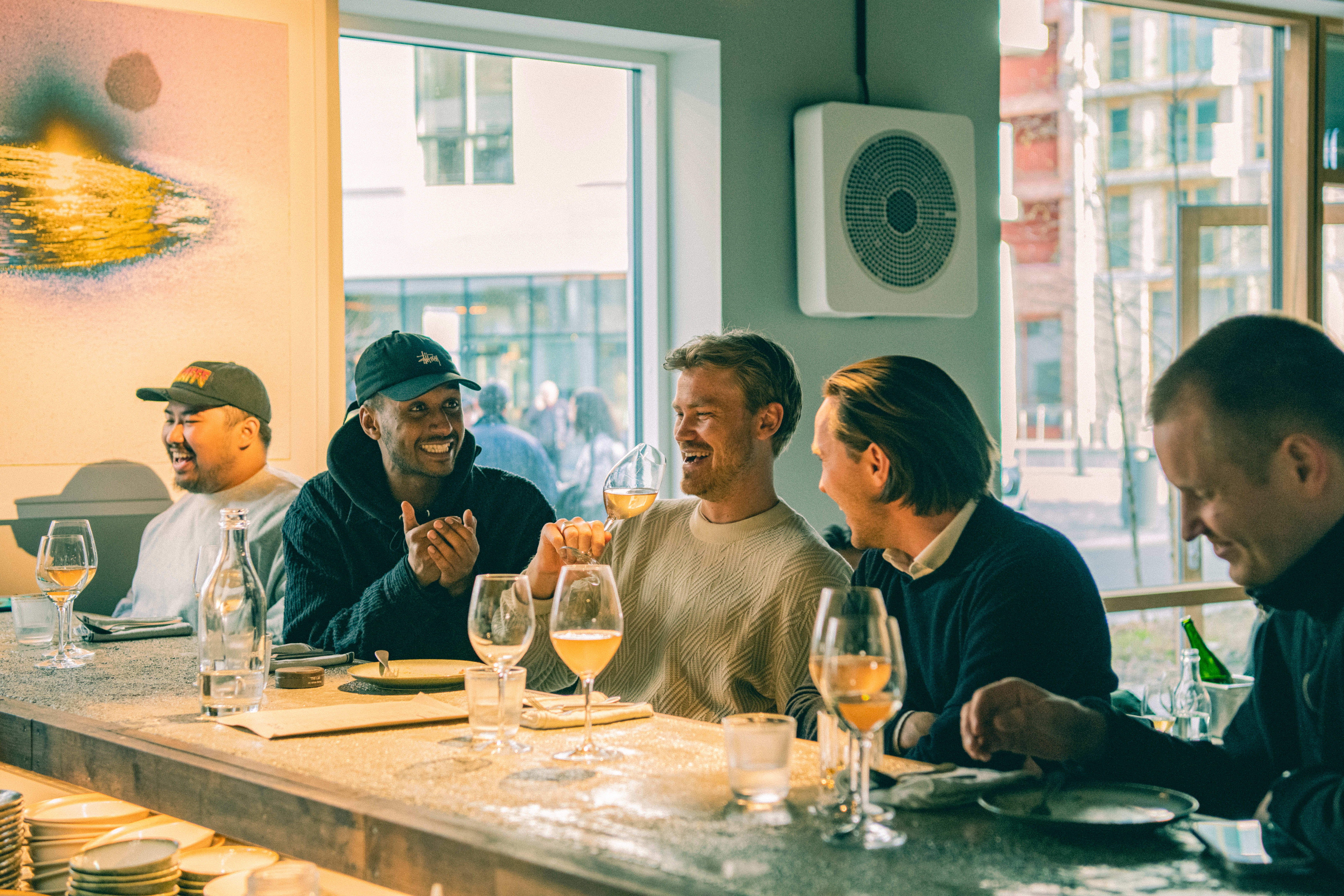 Ja, du kan ta en rett eller et glass i baren. 