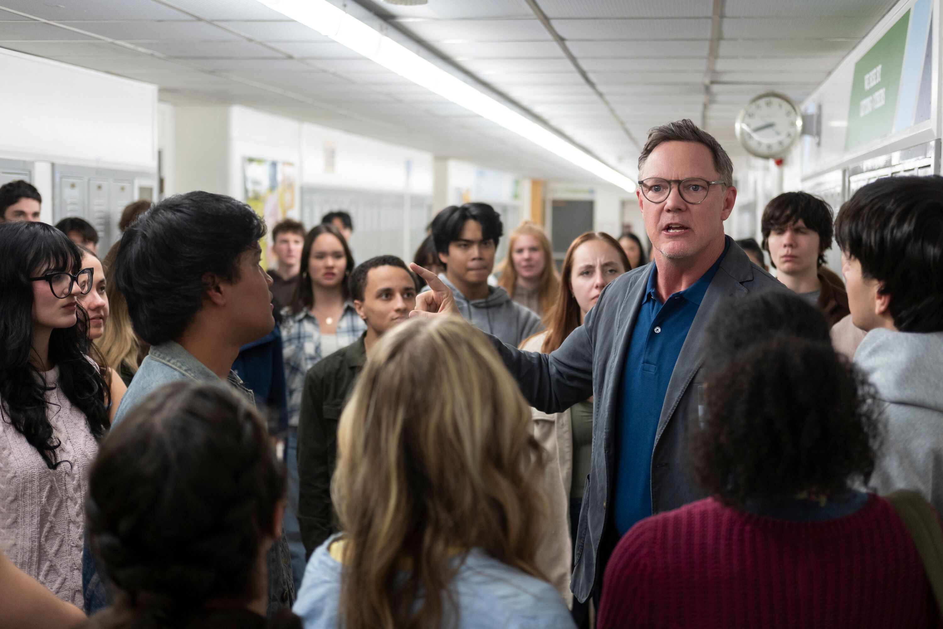 Matthew Lillard spiller rektoren som får mye å stri med.