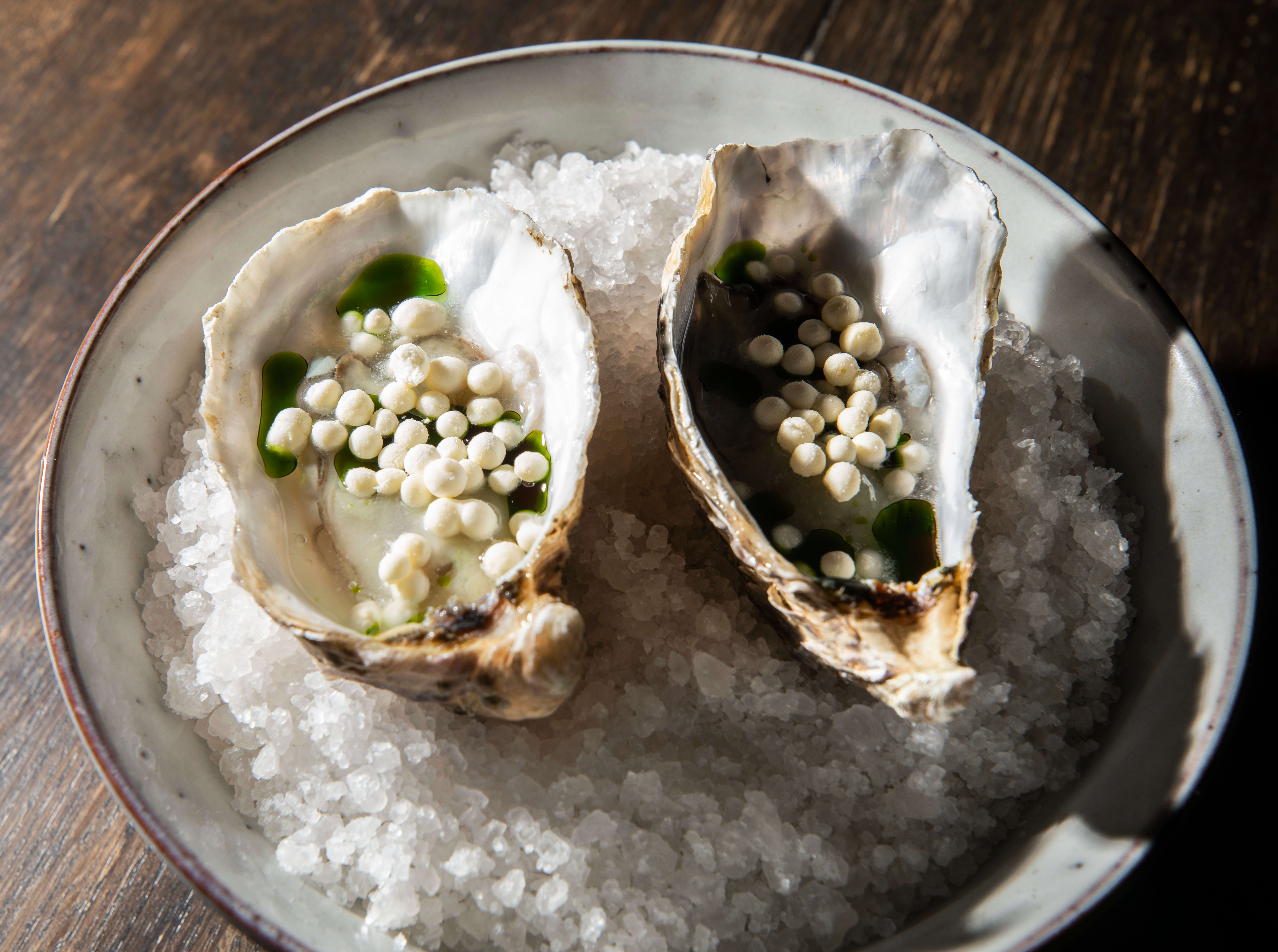 Brasserie Ouest serverer østers med persilleolje og frysetørket pepperrot. 