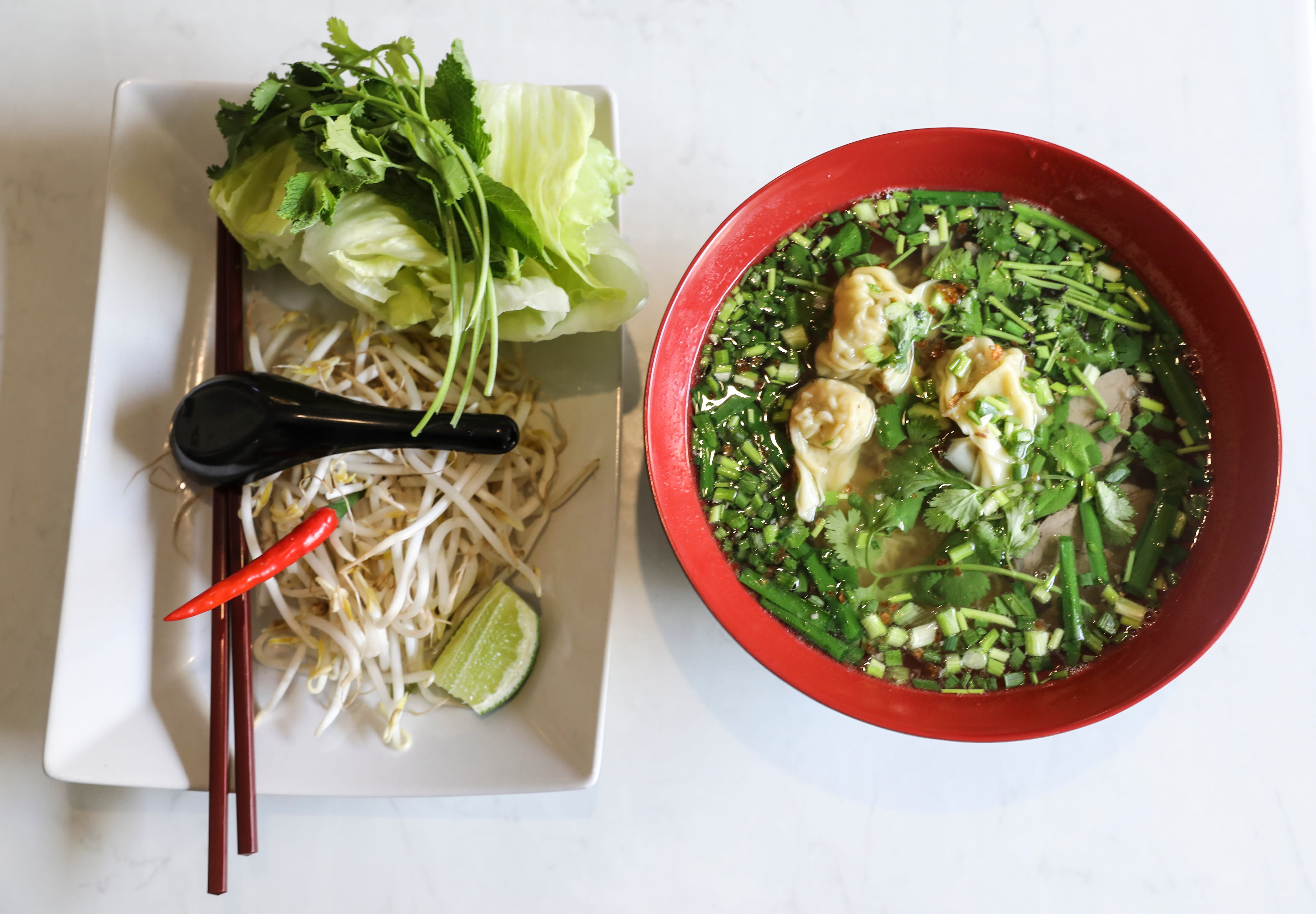 Du får mye for pengene når du bestiller suppe på Lille Saigon.