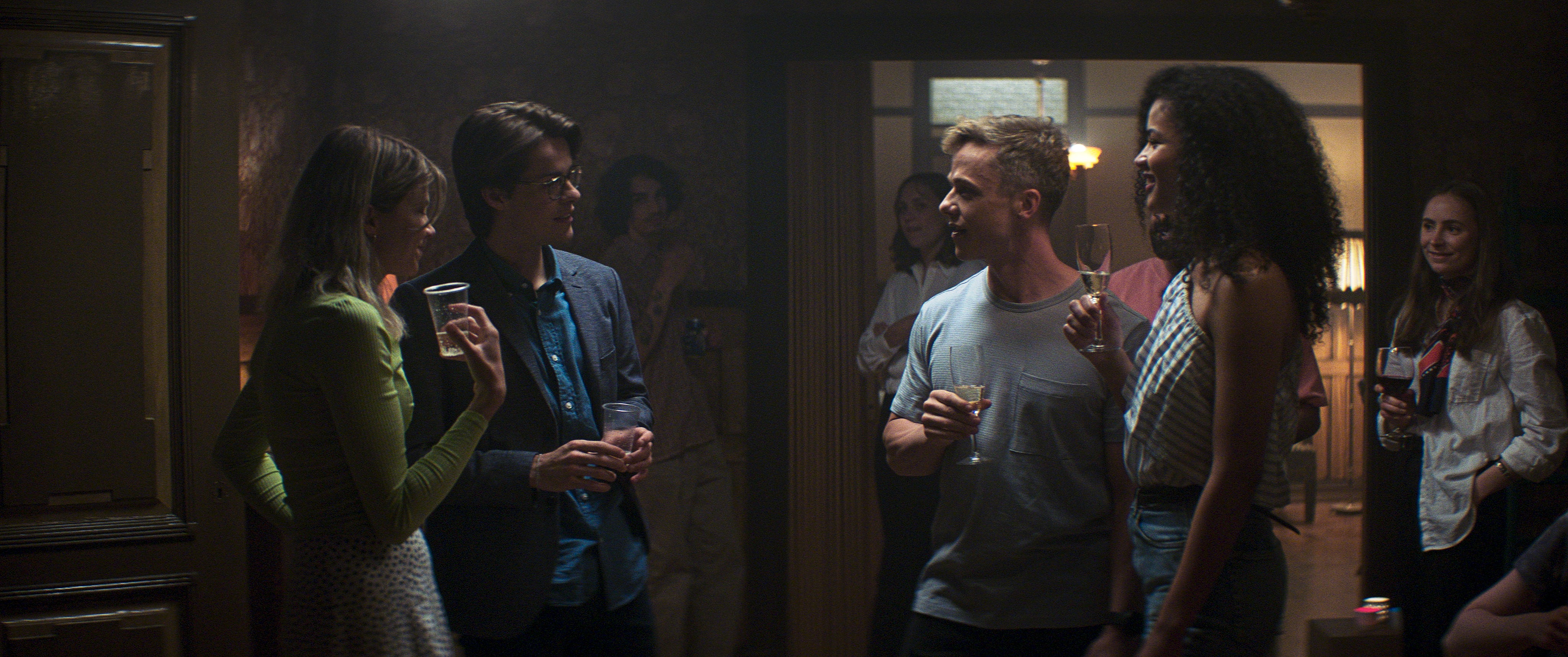 Innflyttingsfest. Siri Black Ndiaye (t.h.) og Peter Førde spiller hovedpersonenes vennepar. 