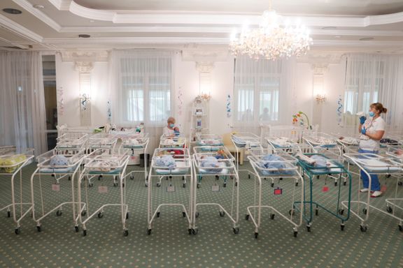 På rekke og rad ligger de. Foreldrene sliter med å få hentet surrogatbarn i Ukraina.