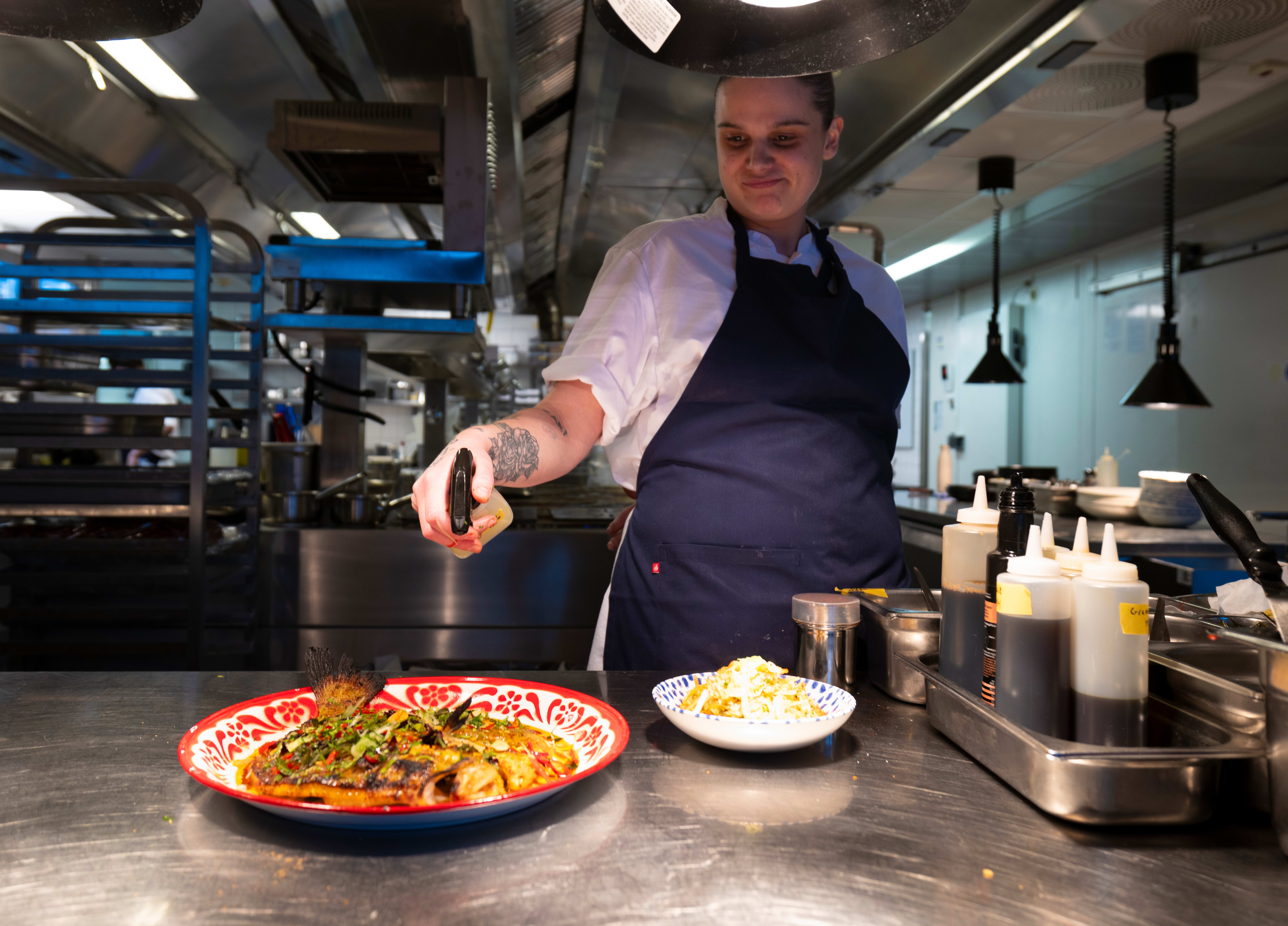 Maten innfrir på nye Vågen restaurant.