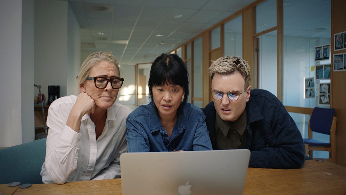 Gravejournalistene Rakel (Uma Feed, i midten) og Henrik (Kevin Vågenes) forsøker å finne ut hvem som drepte Solveig. 