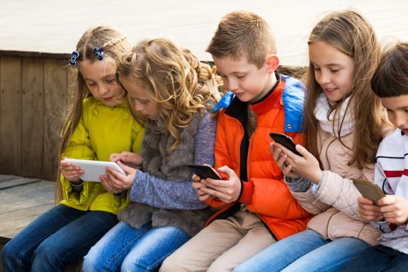   Flere barn svarer at de bruker mer tid på mobilen enn med familien   