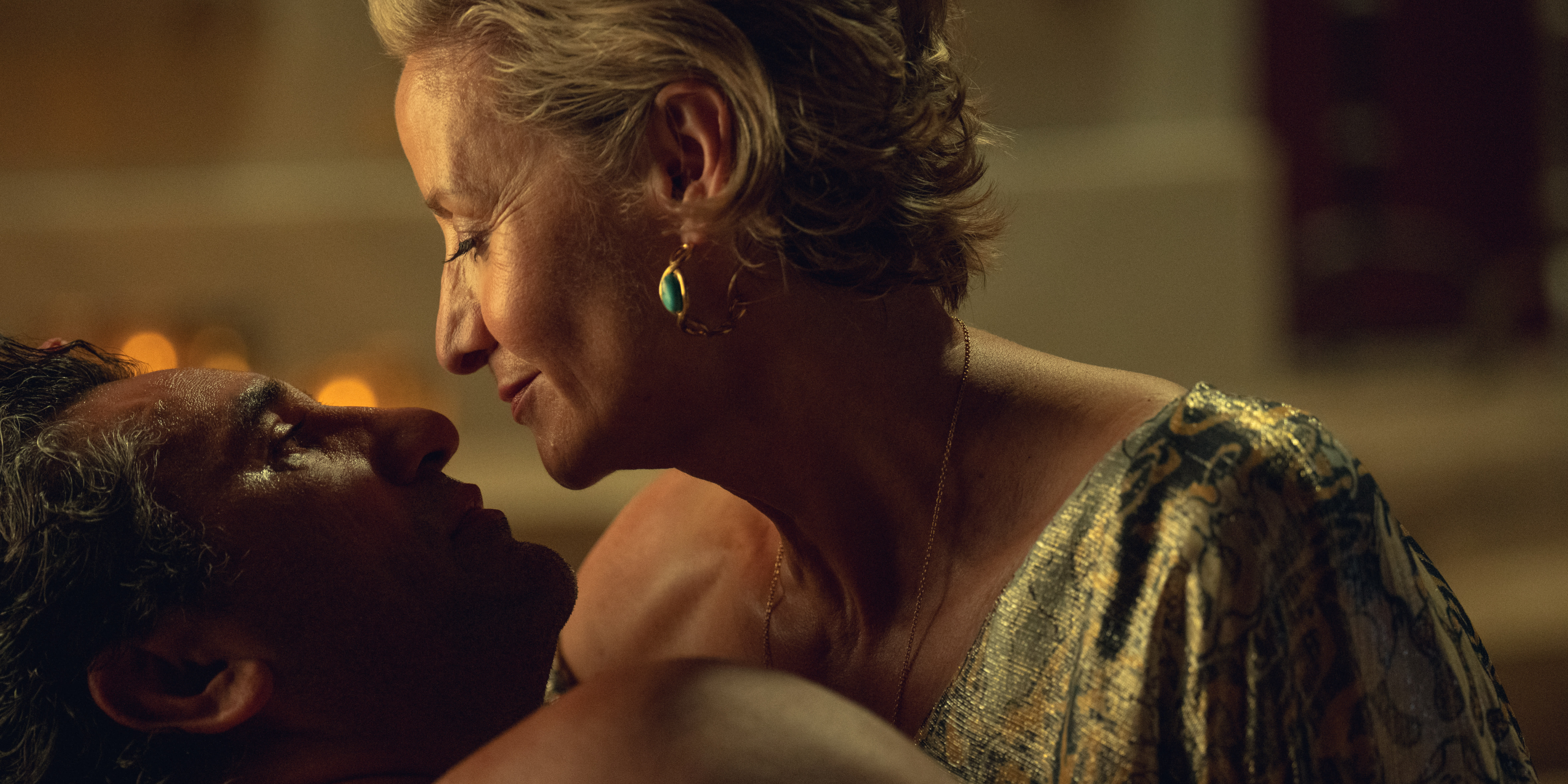 Hera (Janet McTeer) har et godt øye til Poseidon (Cliff Curtis).