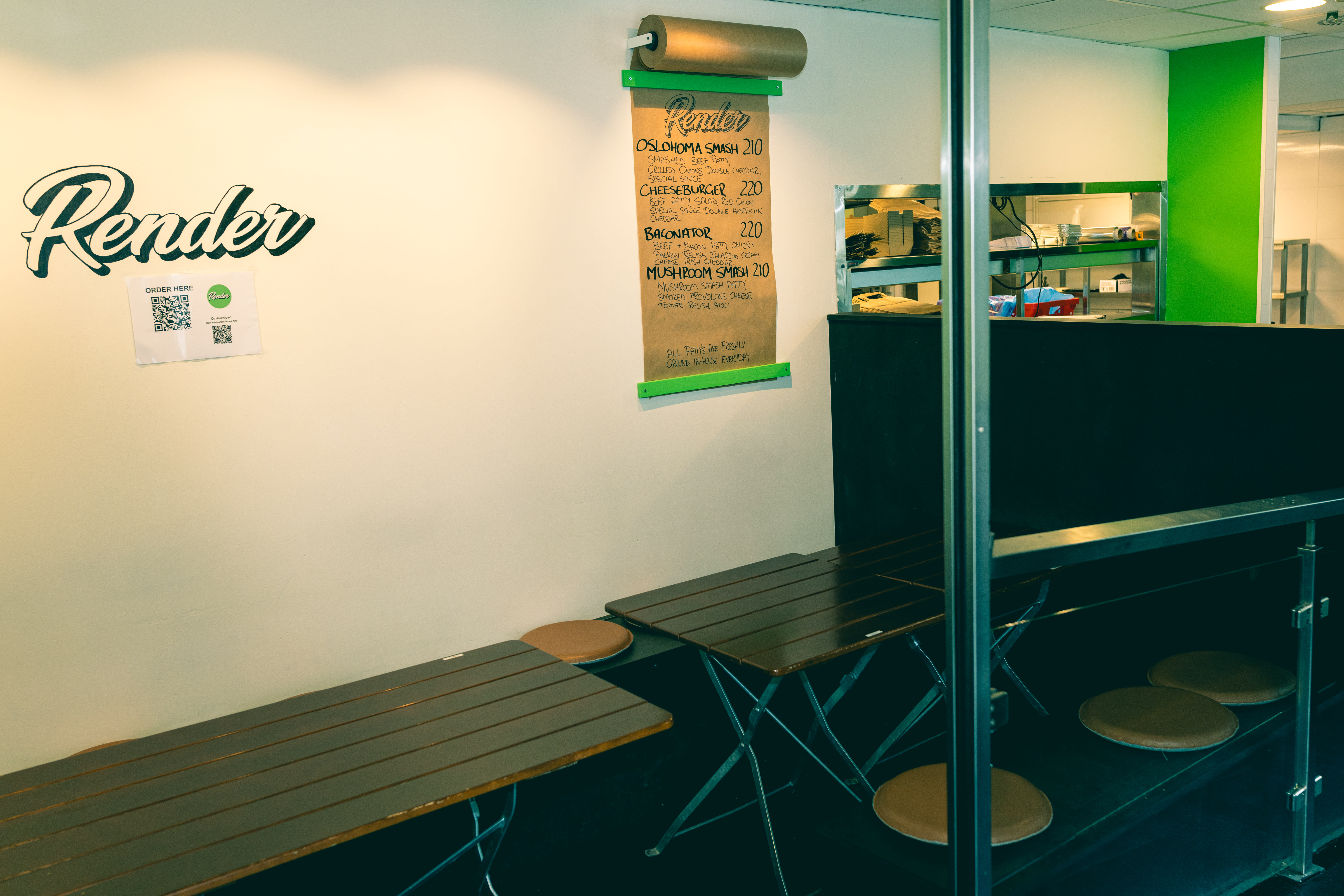 Render Burger holder for tiden til i et lite og anonymt lokale, men folk benytter seg fortsatt av de få sitteplassene som er.