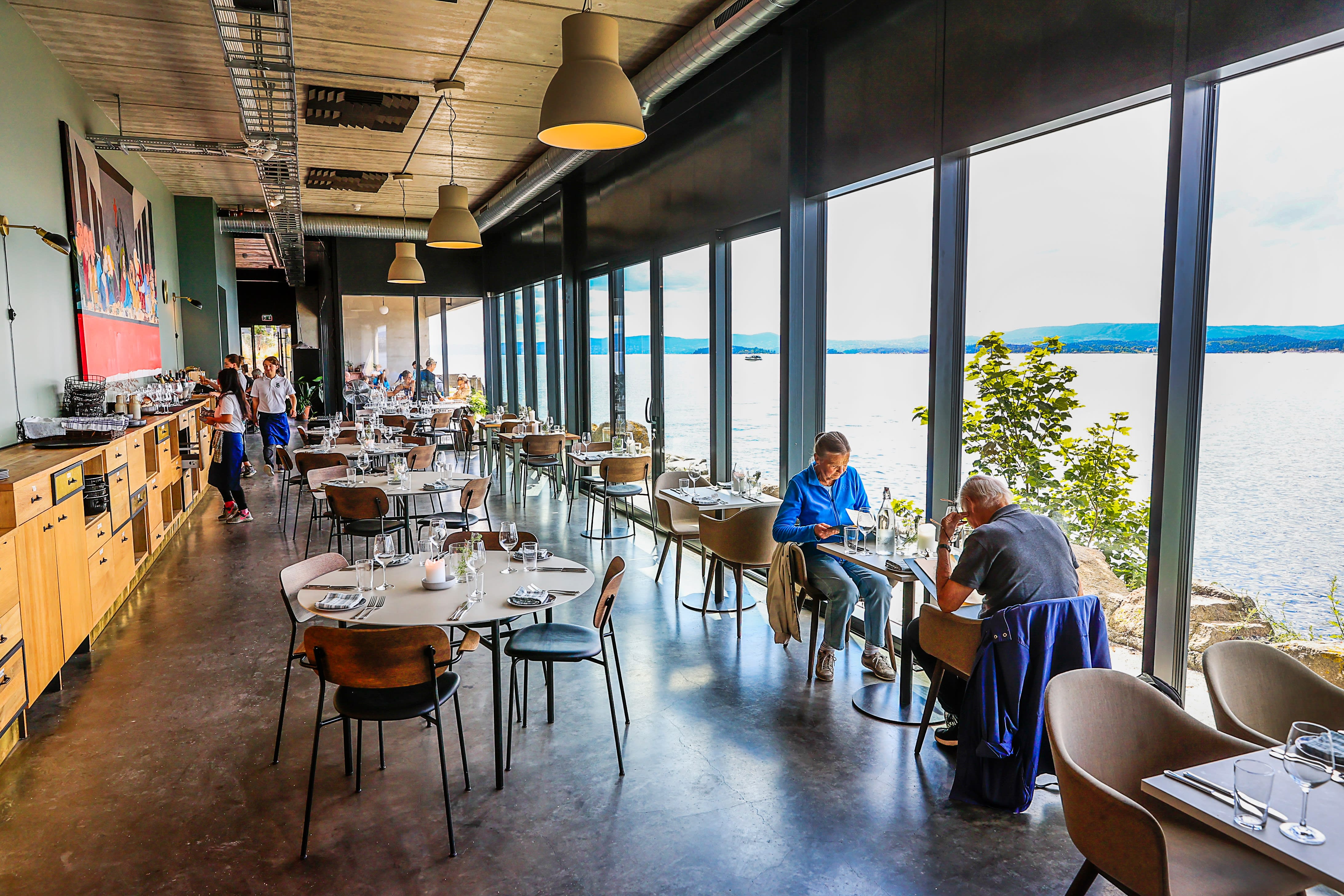 Glass, betong og designermøbler . Men det er utsikten som er viktigst i interiøret på Signalen. 